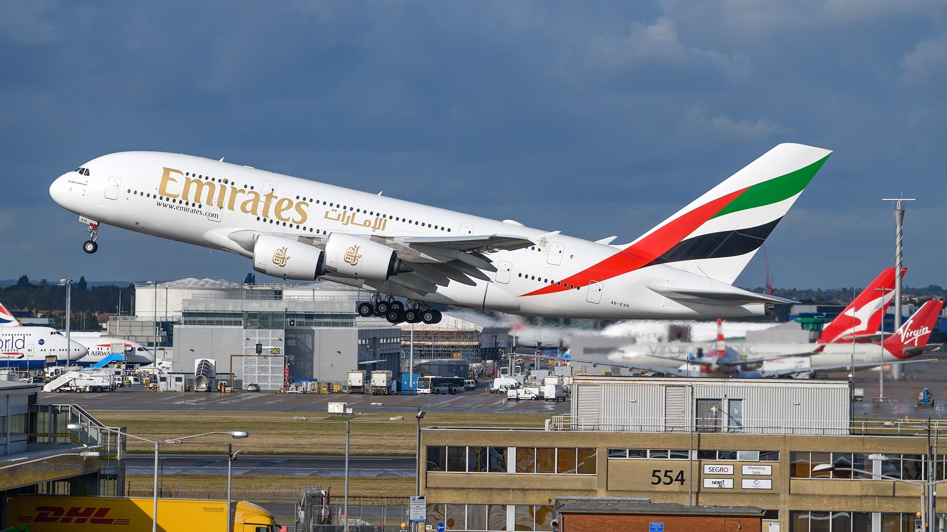 Emirates começa a operar com combustível de aviação sustentável em Londres Heathrow