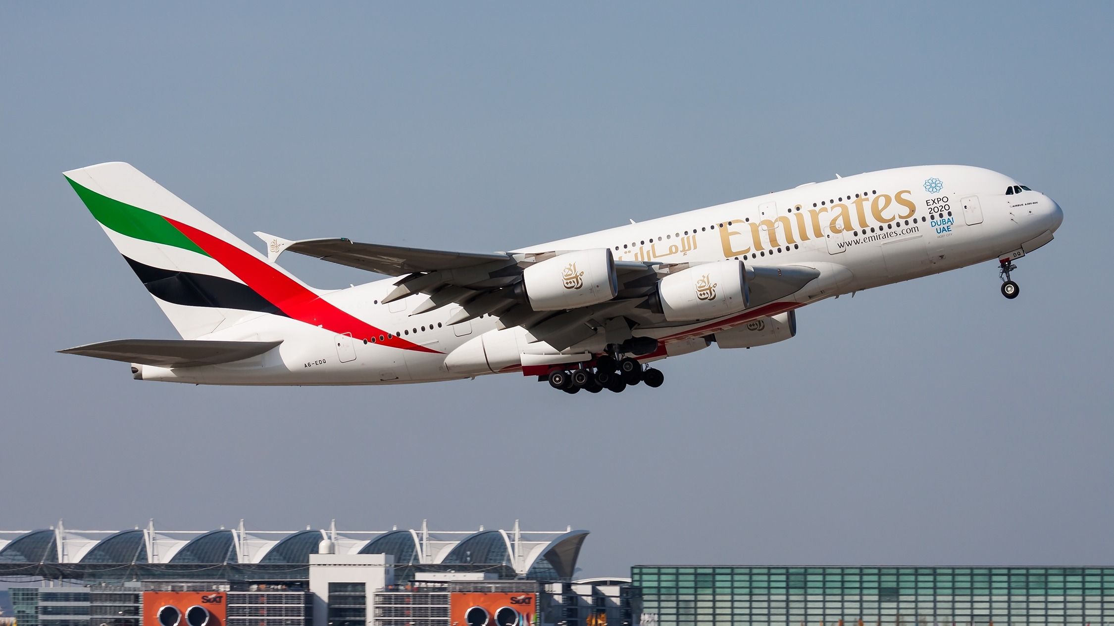 77 milhões de refeições por ano: Emirates revela os números por trás de sua operação de jantar a bordo