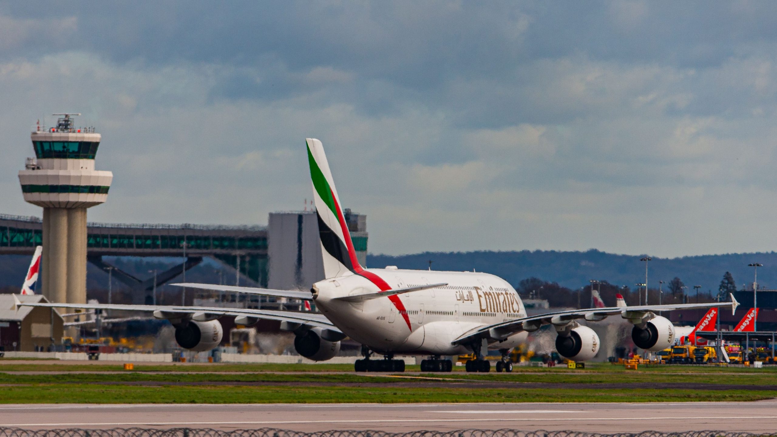 Uso de transporte público alentador: el aeropuerto de Londres Gatwick aumenta los cargos de entrega en un 20%