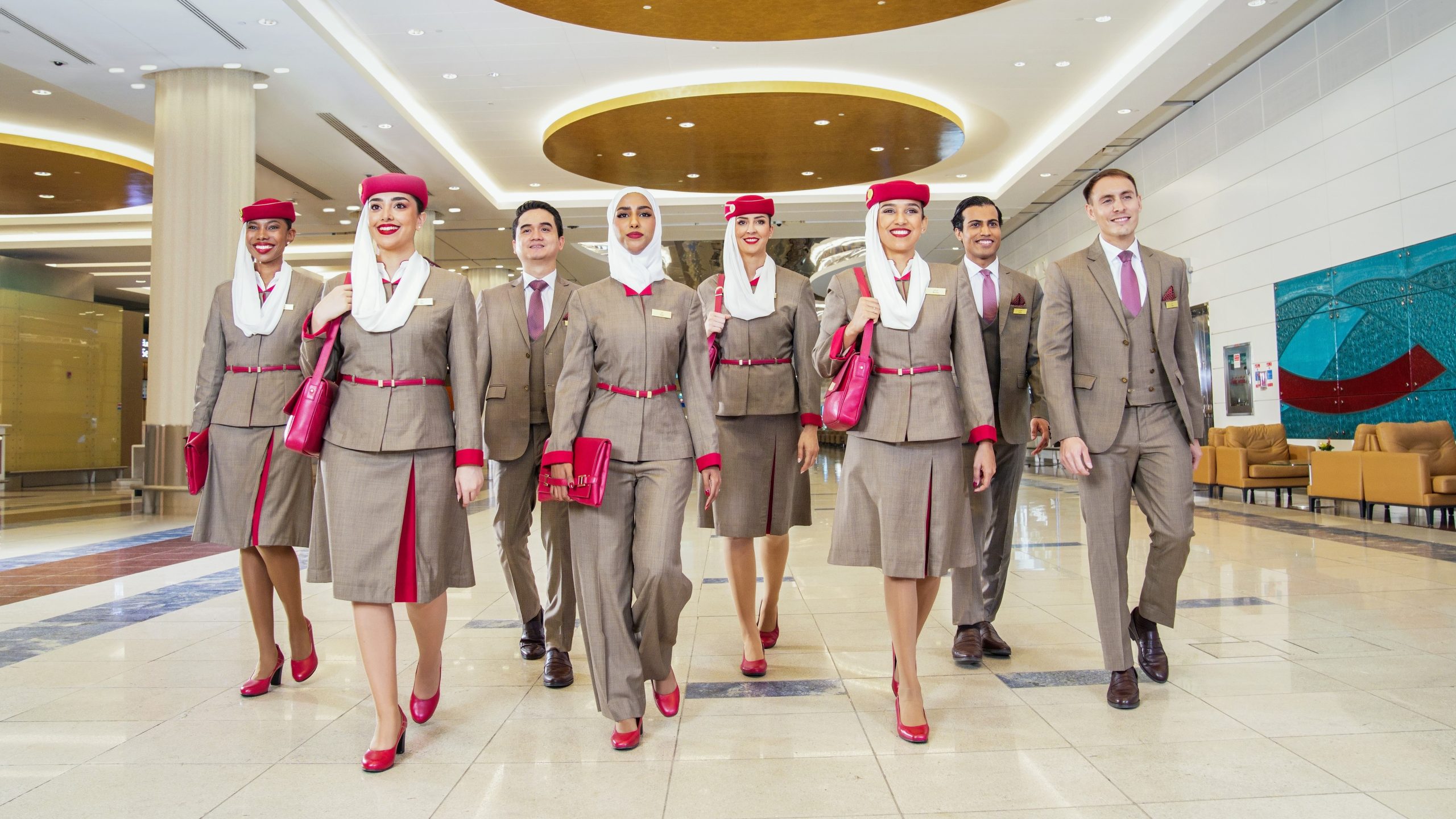 Emirates revela novos uniformes para a equipe de serviços de passageiros premium e VIP