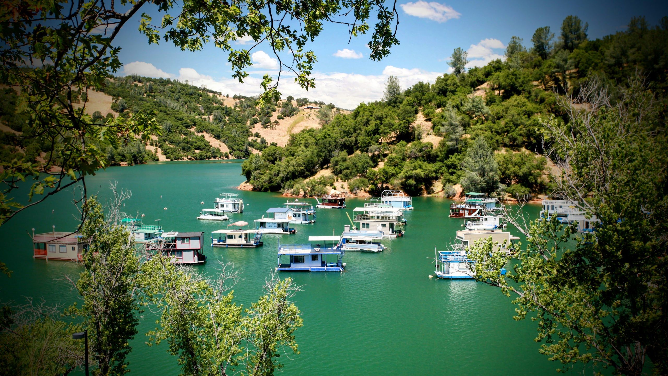 Ce lac secret Sierra Nevada est comme un mini lac Tahoe avec des eaux émeraude, des locations de péniches et du camping