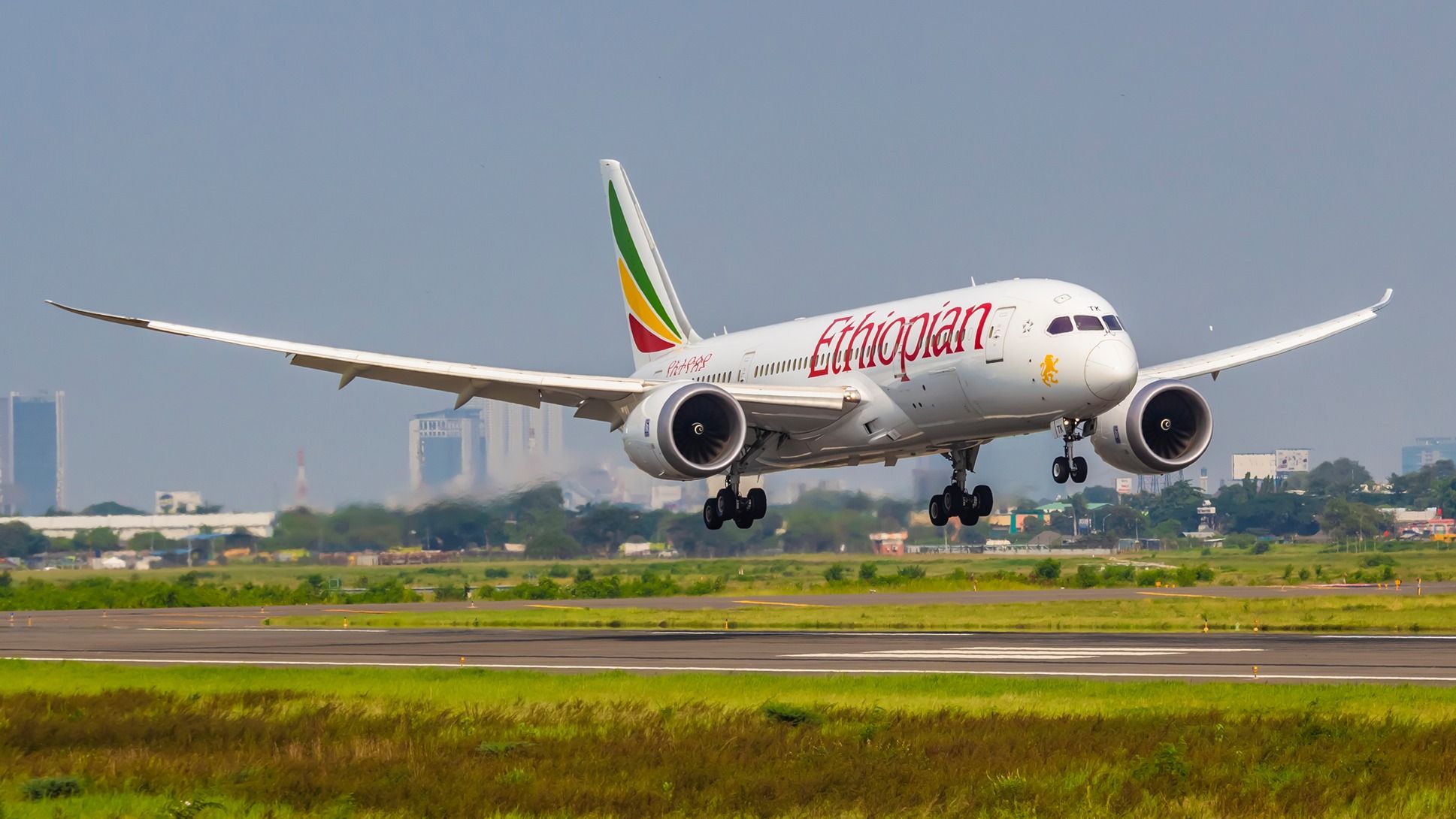 Ethiopian Airlines contacta a la policía después de que los manifestantes de PETA arrojan carbón de Navidad en la oficina del área de DC