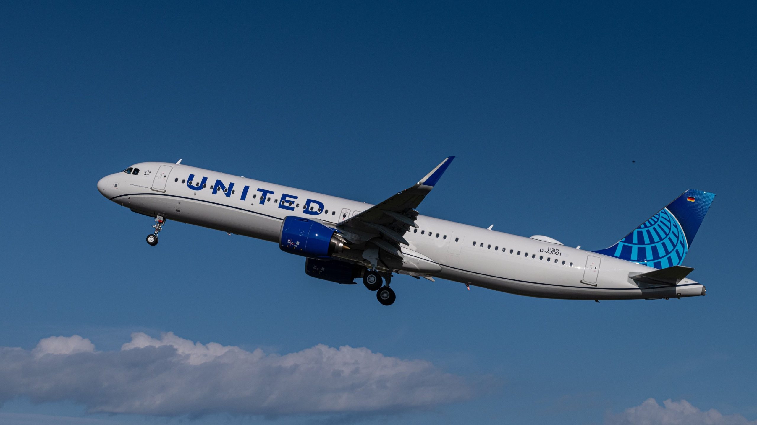 United Airlines Airbus A321neo revient à Chicago au milieu de défaillance du moteur