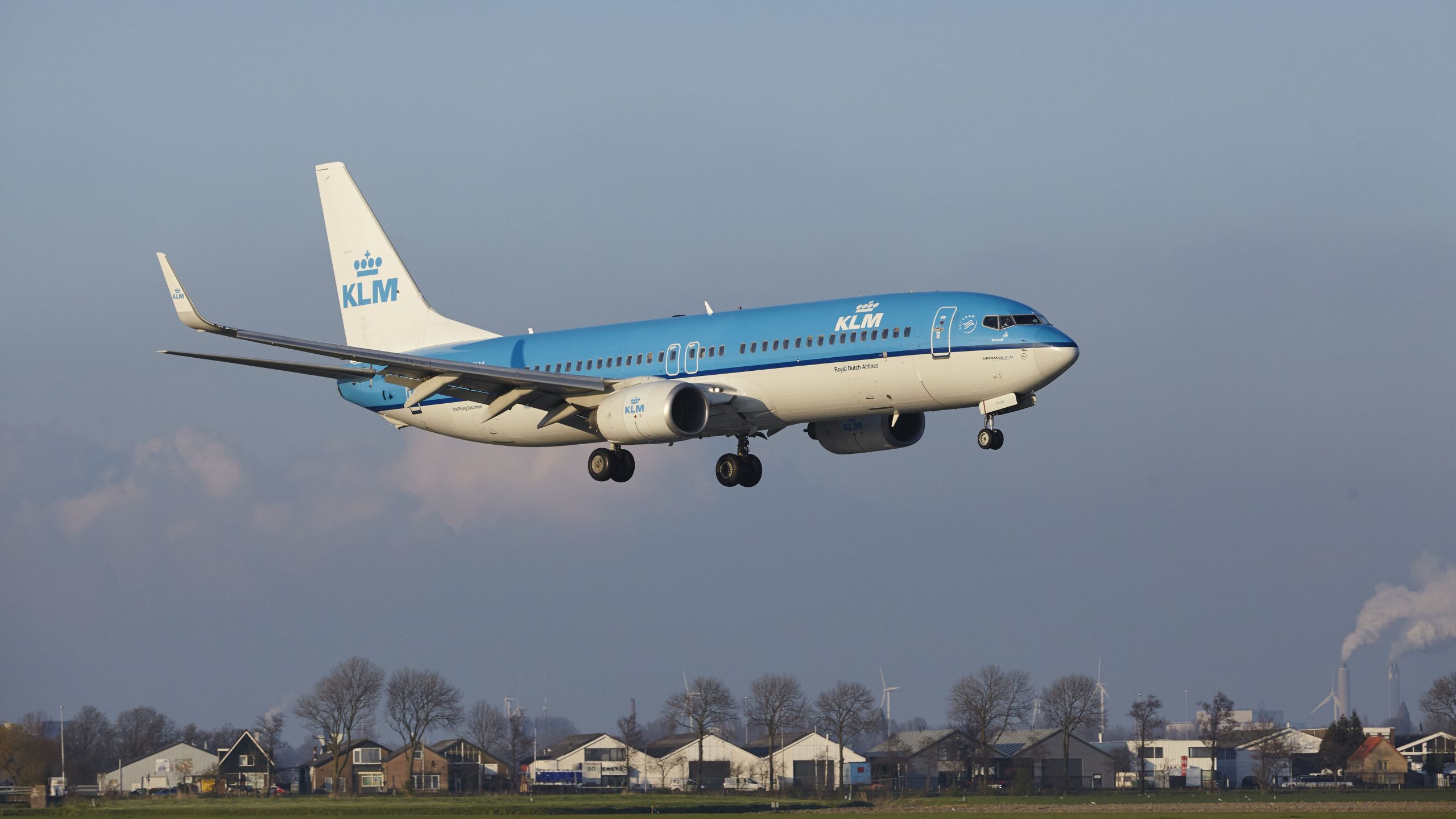 KLM Boeing 737-800 se desliza de la calle de rodaje nevada de Gothenburg