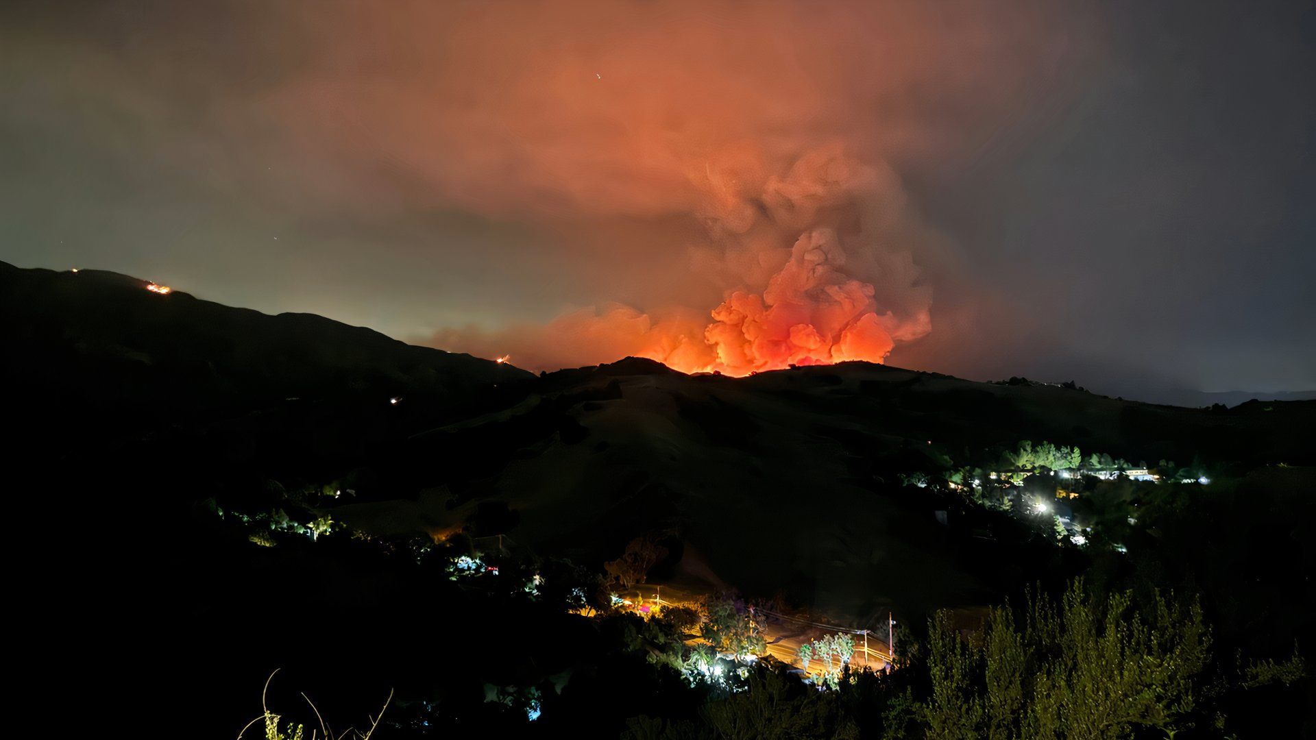 El incendio del aeropuerto de Trabuco Canyon alcanza los 8.500 acres, informaron lesiones