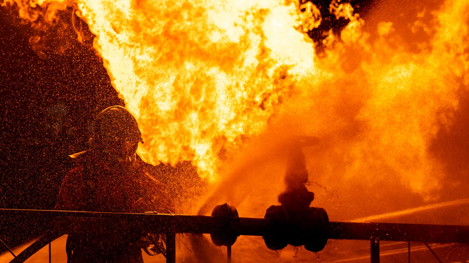 La explosión de la tubería desencadena fuego, refugio en el lugar órdenes en La Porte