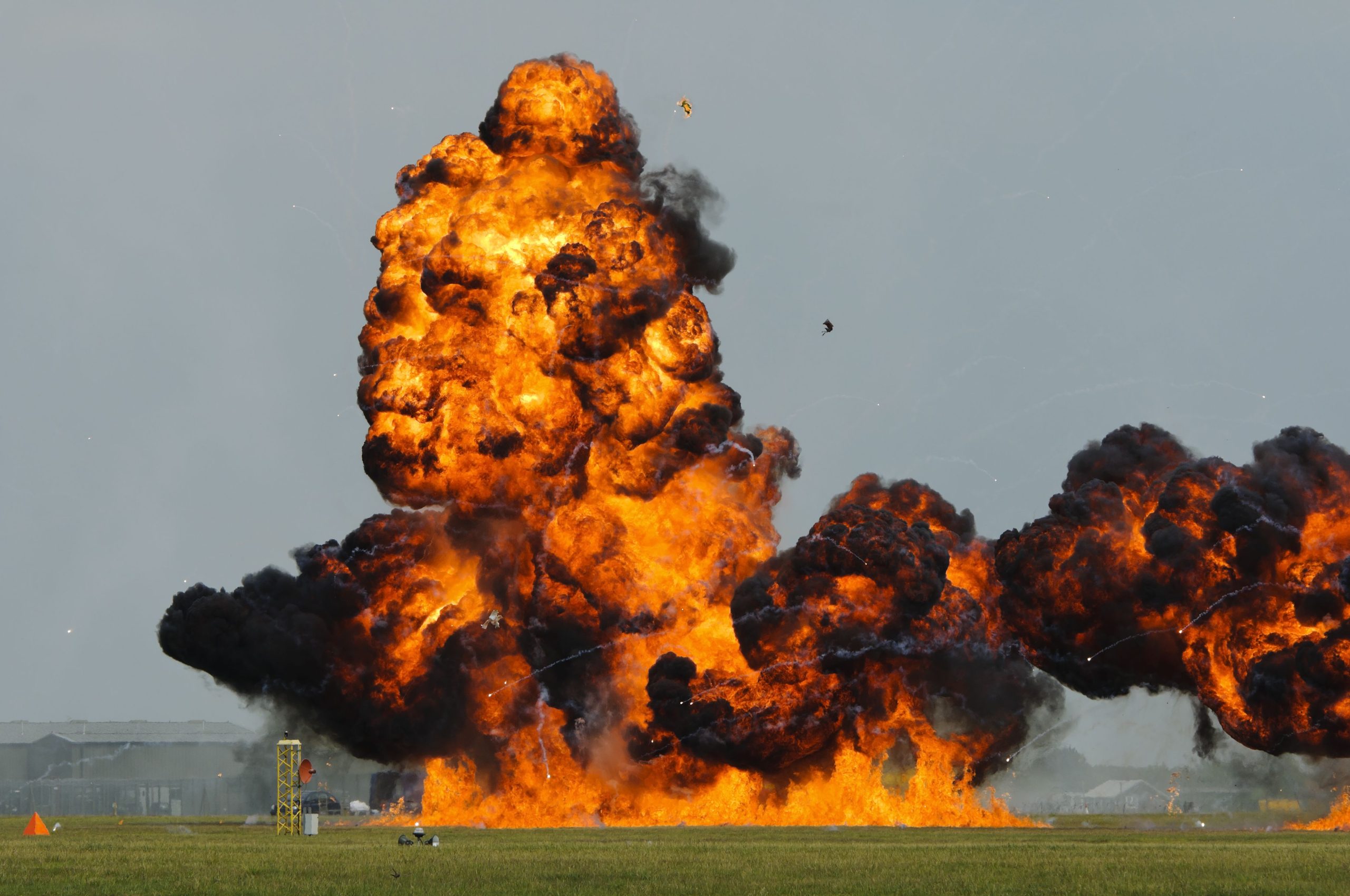O show aéreo da África do Sul se torna trágico depois que o piloto "altamente qualificado" trava aeronaves Warbird durante a manobra final
