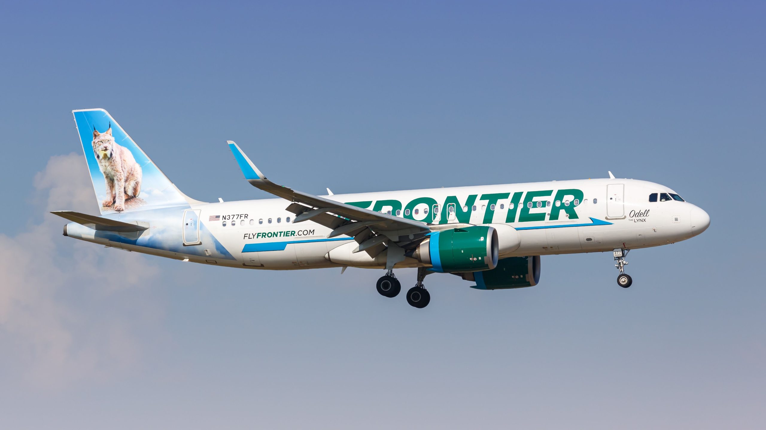Le vol de Frontier Airlines revient à Denver après que les passager indisciplinés ont tenté d'ouvrir la porte en volant