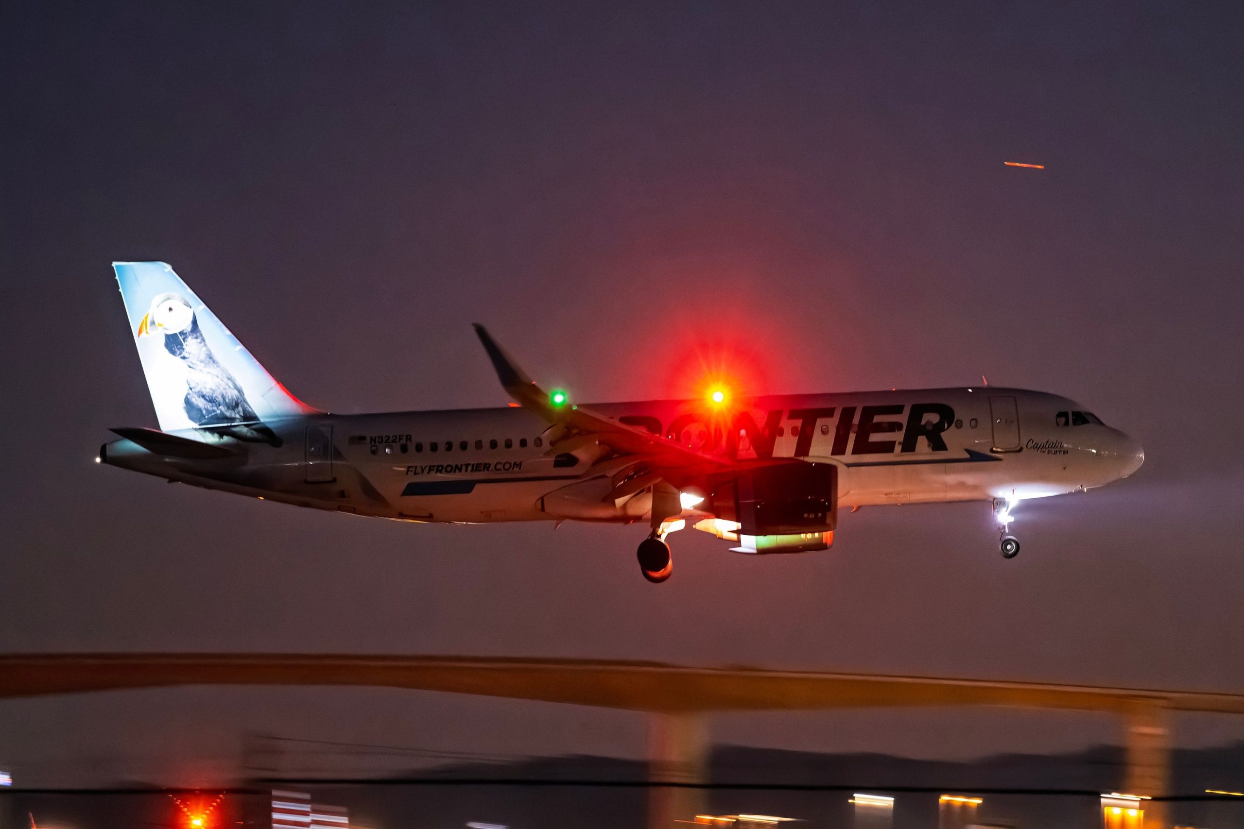 Frontier Airlines Flight diretto a Puerto Rico di Orlando subisce danni significativi dopo il doppio difensore duro