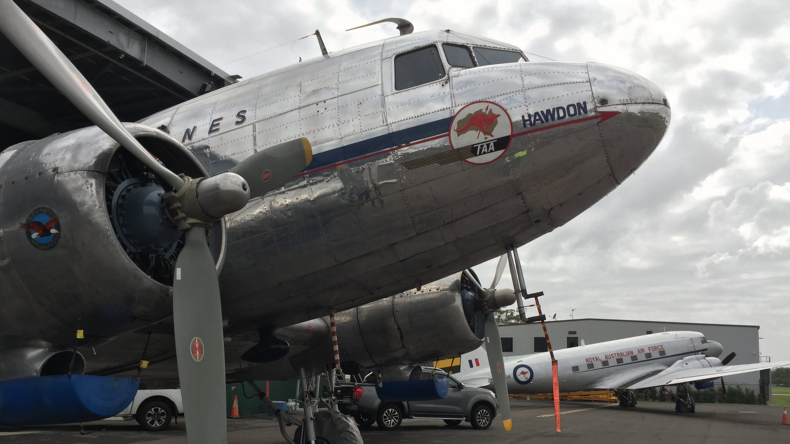 Dakota DC-3 y Huey 703 Star en Hars Octubre delantal Days