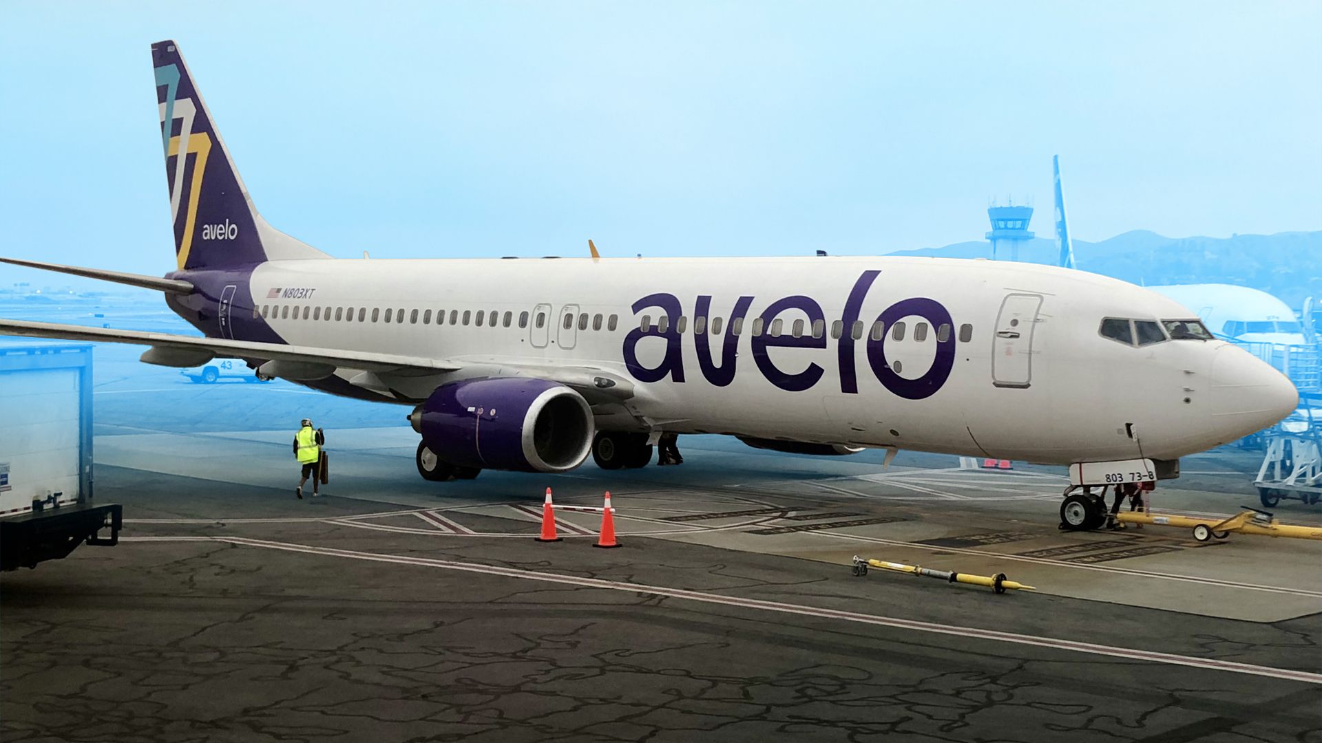 Esto es lo que esta ex azafata de Avelo Airlines tiene que decir sobre sus vuelos de deportación