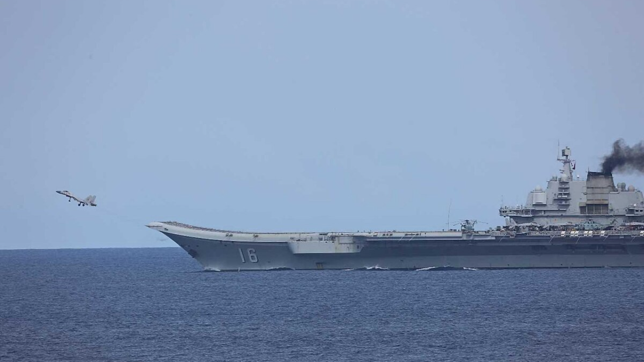 O piloto da Marinha dos EUA acusado de treinar chinês para pousar em porta 