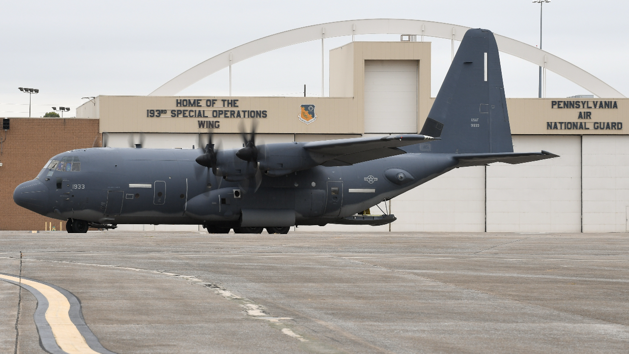 Últimos 2 USAF 193rd Operações Especiais Asa EC-130JS Faça voo final