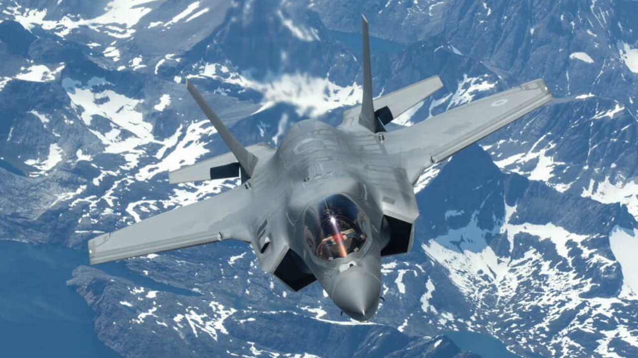 RAF F-35 Lightning Stealth Fighter se encuentra cerca de la falla con un dron volando 36x altura legal