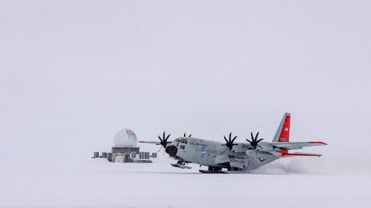 Wild: Perché la US Air Force LC-130 decolla con razzi e terre su sci