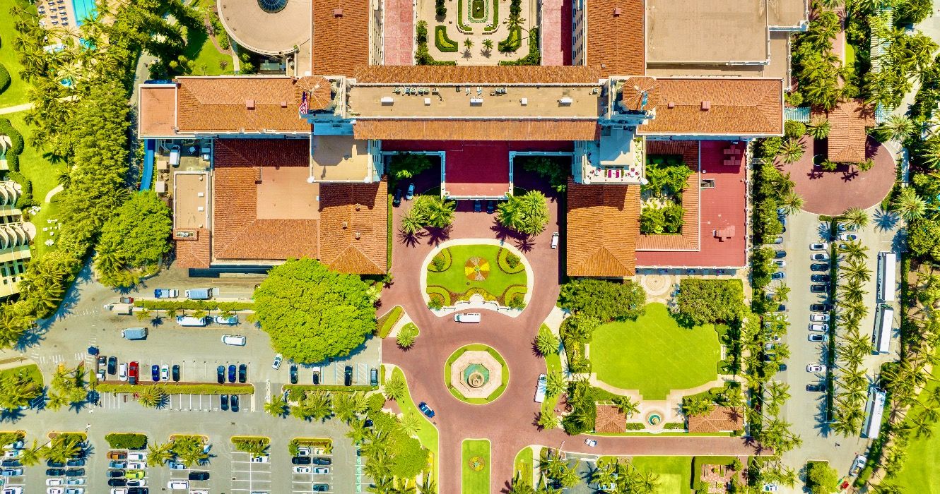 Esses clubes de praia do hotel farão você se sentir como se estivesse em 'Palm Royale'