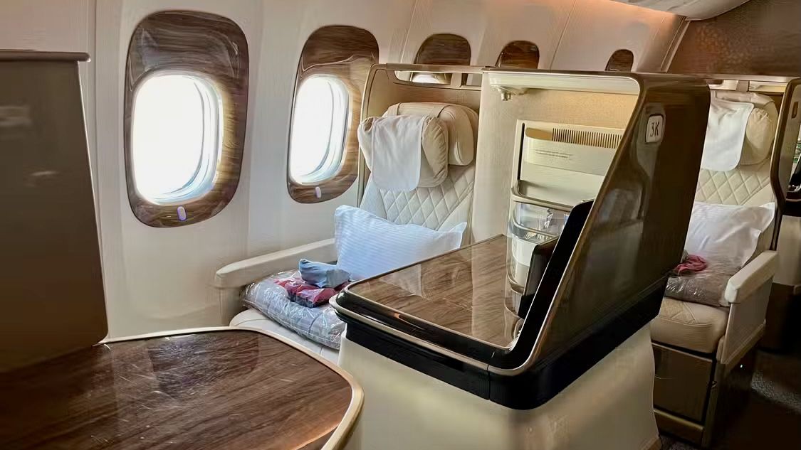 Inside Boeing 777-300er rénové d'Emirates avec une économie premium et une classe affaires améliorée