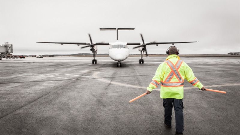 Pal Airlines Dash 8-400 Wing Craples Runway e cattura il fuoco dopo l'atterraggio degli ingranaggi