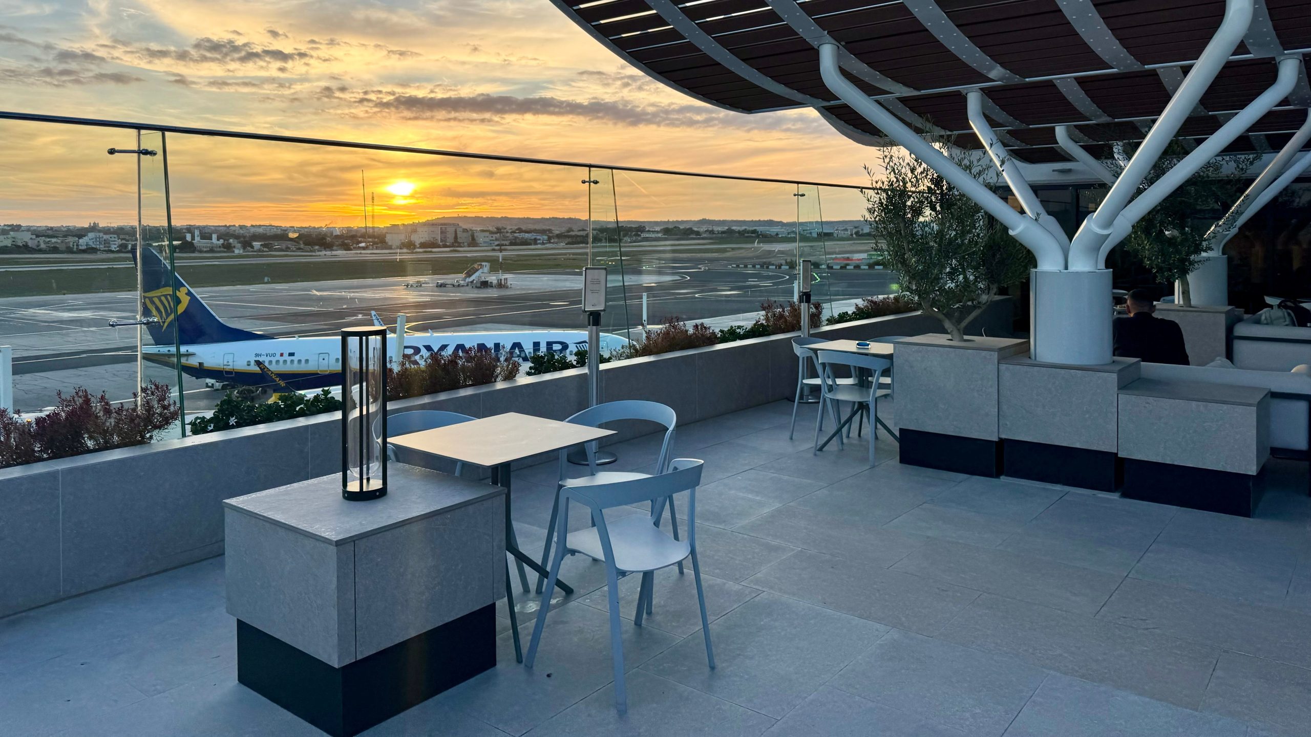 Revue du salon: le club La Valette de l'aéroport international de Malte