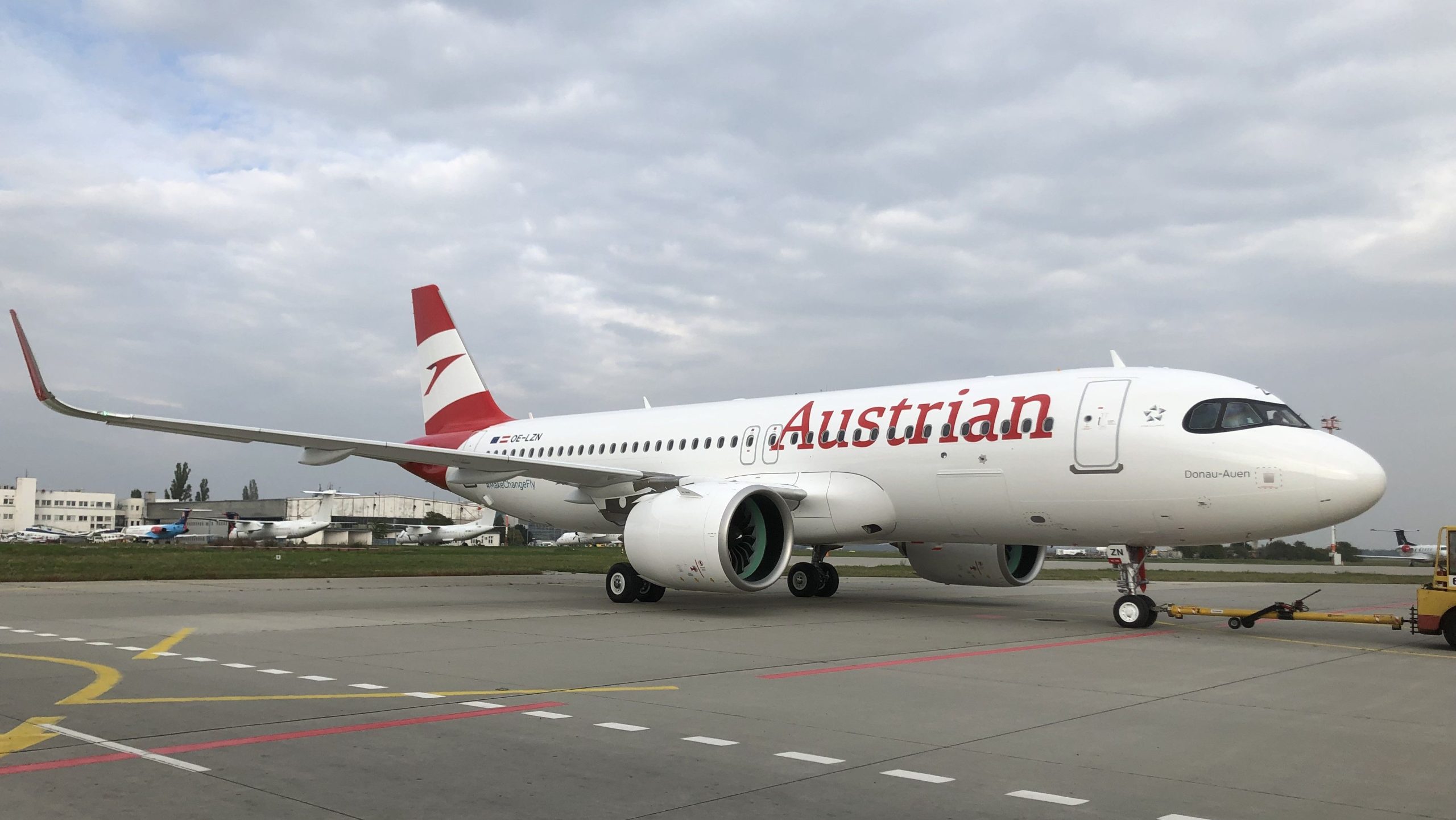 Las aerolíneas de Austria cancelan más de 100 vuelos en medio de disputa por empleo
