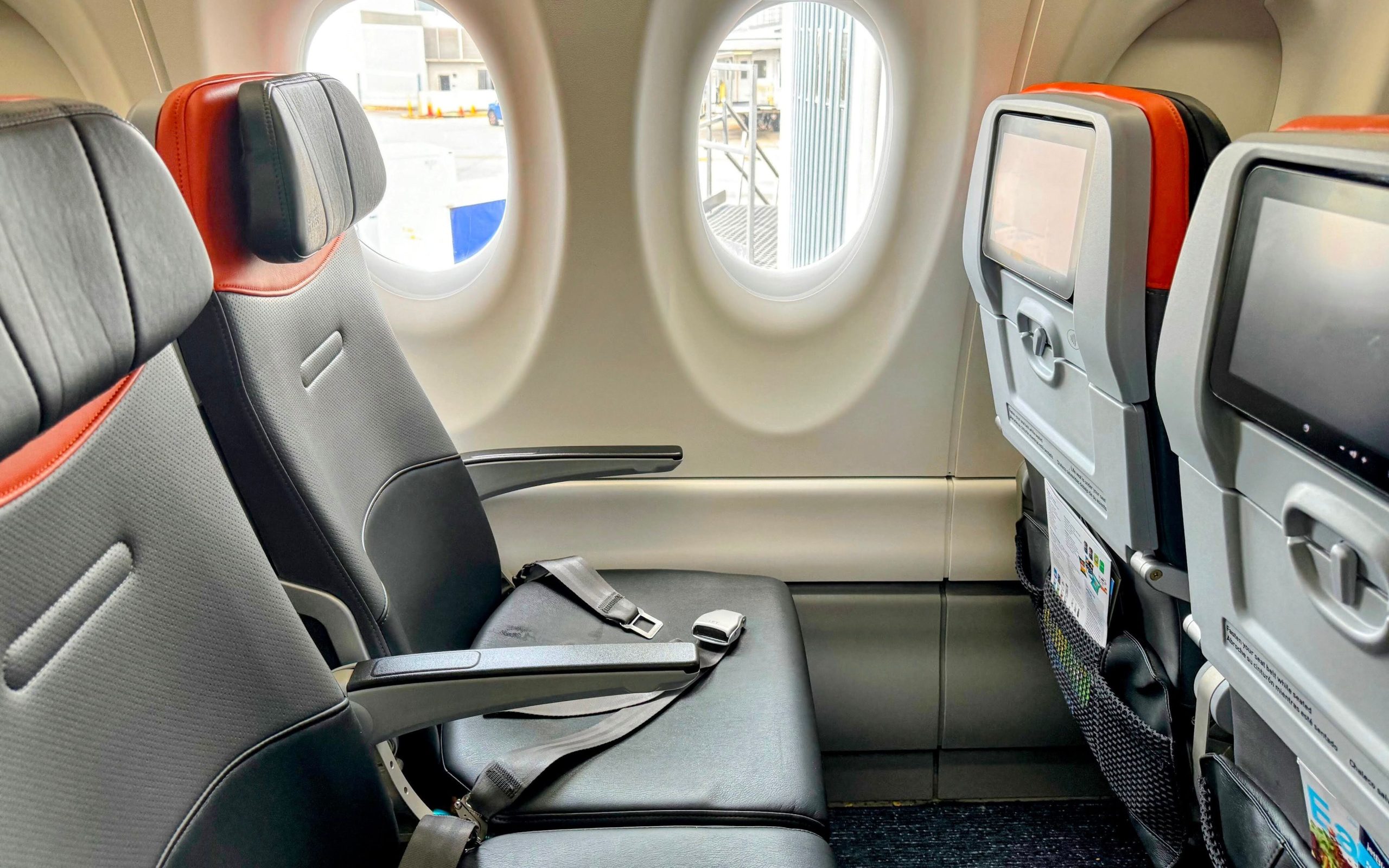 Revisión de vuelo: JetBlue desde Raleigh-Durham a Nueva York-JFK en una economía de Airbus A220 "aún más espacio"