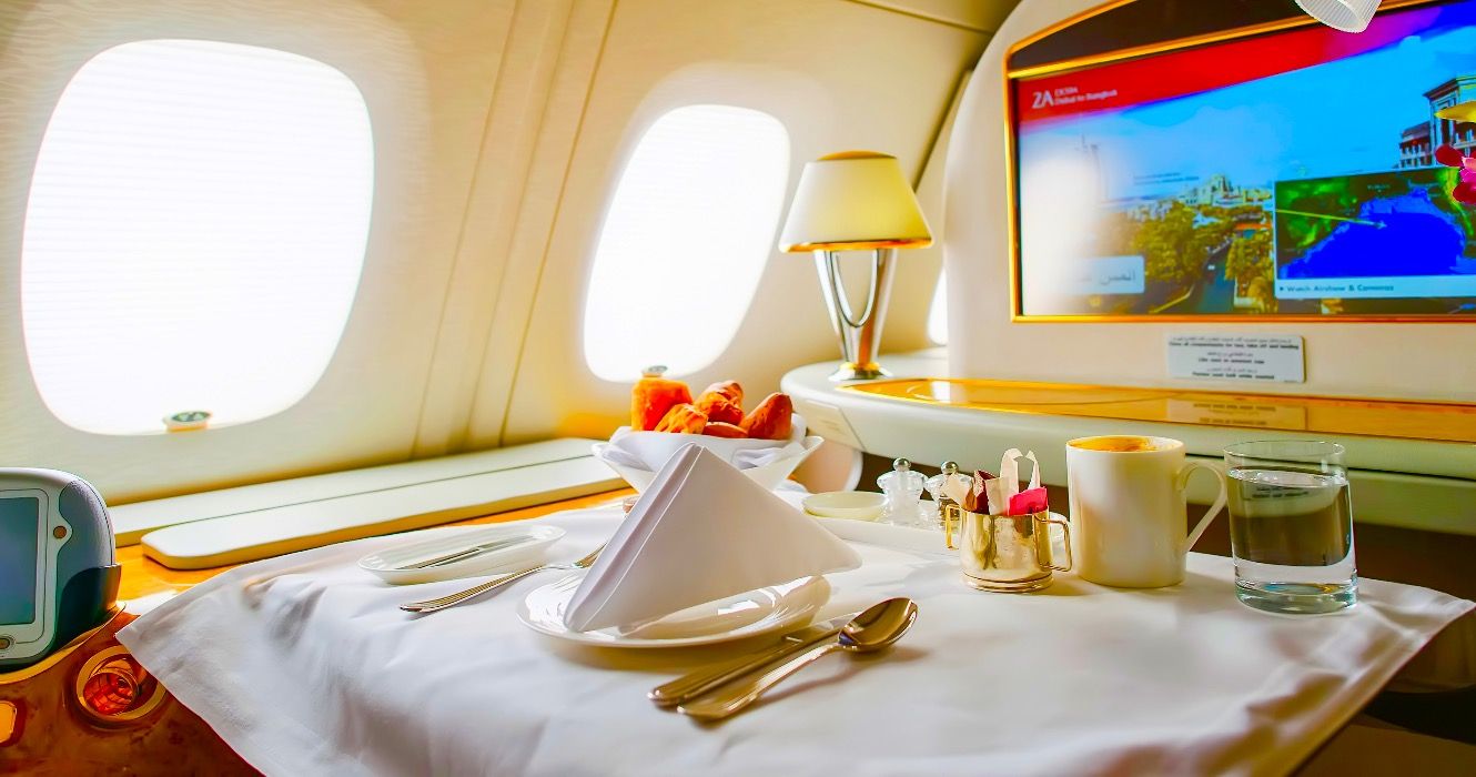 O segredo para voos de primeira classe mais baratos e 9 outros hacks de viagem de luxo