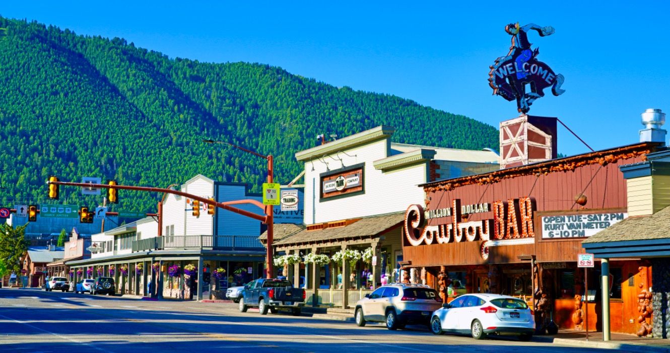 10 pueblos pequeños pintorescos que también están justo al lado de los principales parques nacionales