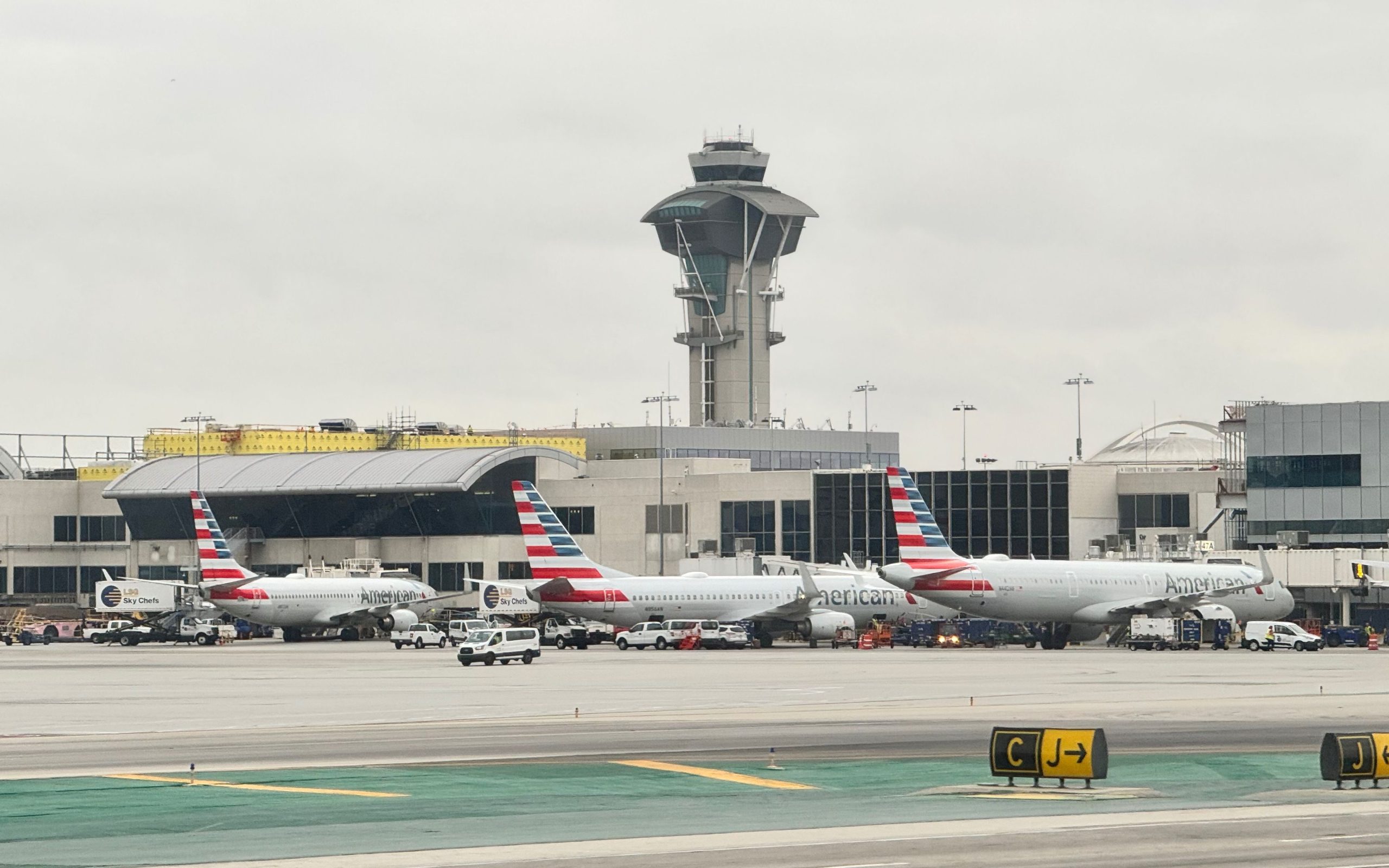 Record di American Airlines che ha battuto $ 12,6 miliardi di risultati del primo trimestre