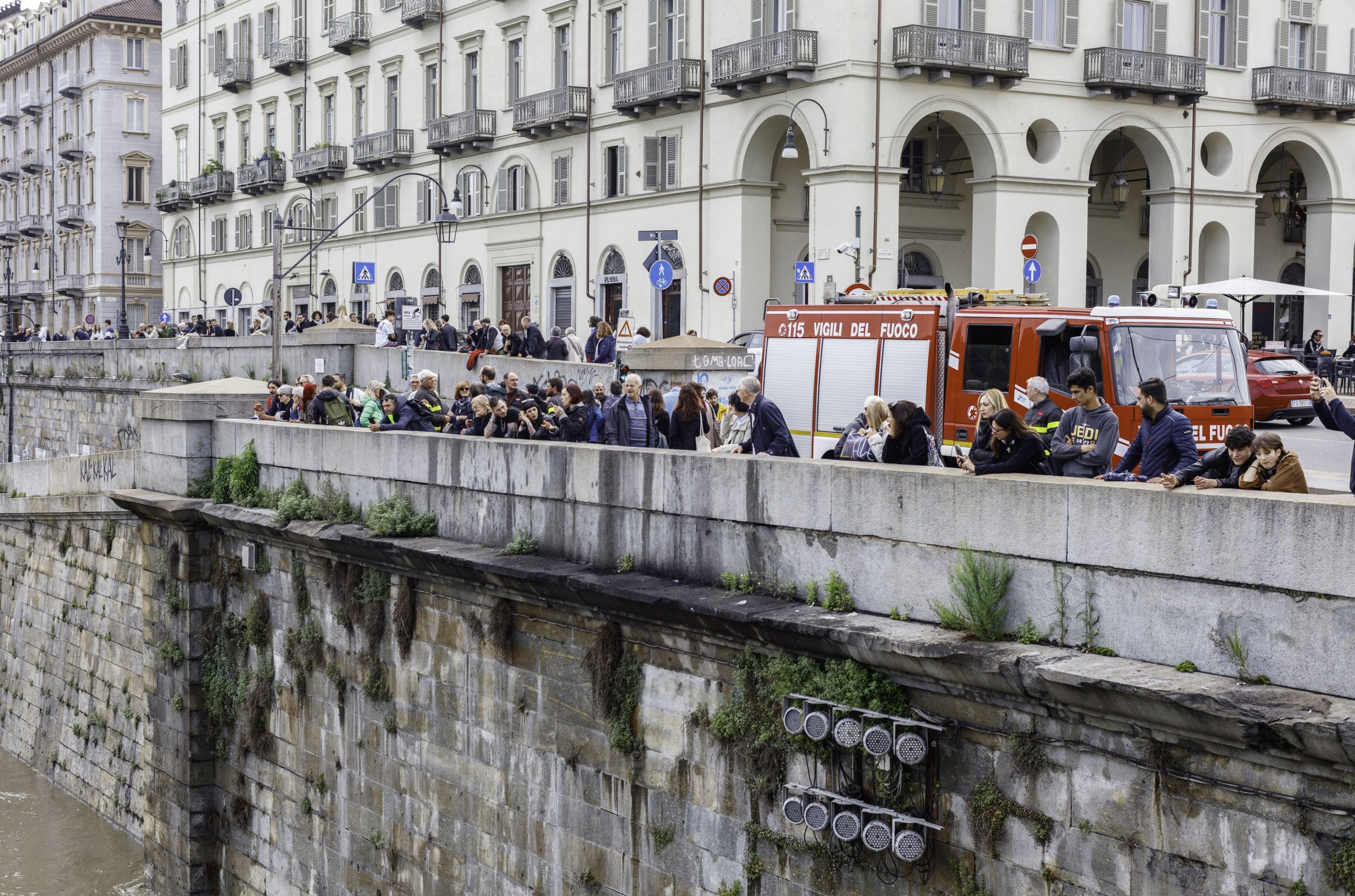 Tragédia no norte da Itália, depois que o ônibus de turismo cai da ponte mergulhando no rio Po: uma pessoa morta, três feridos
