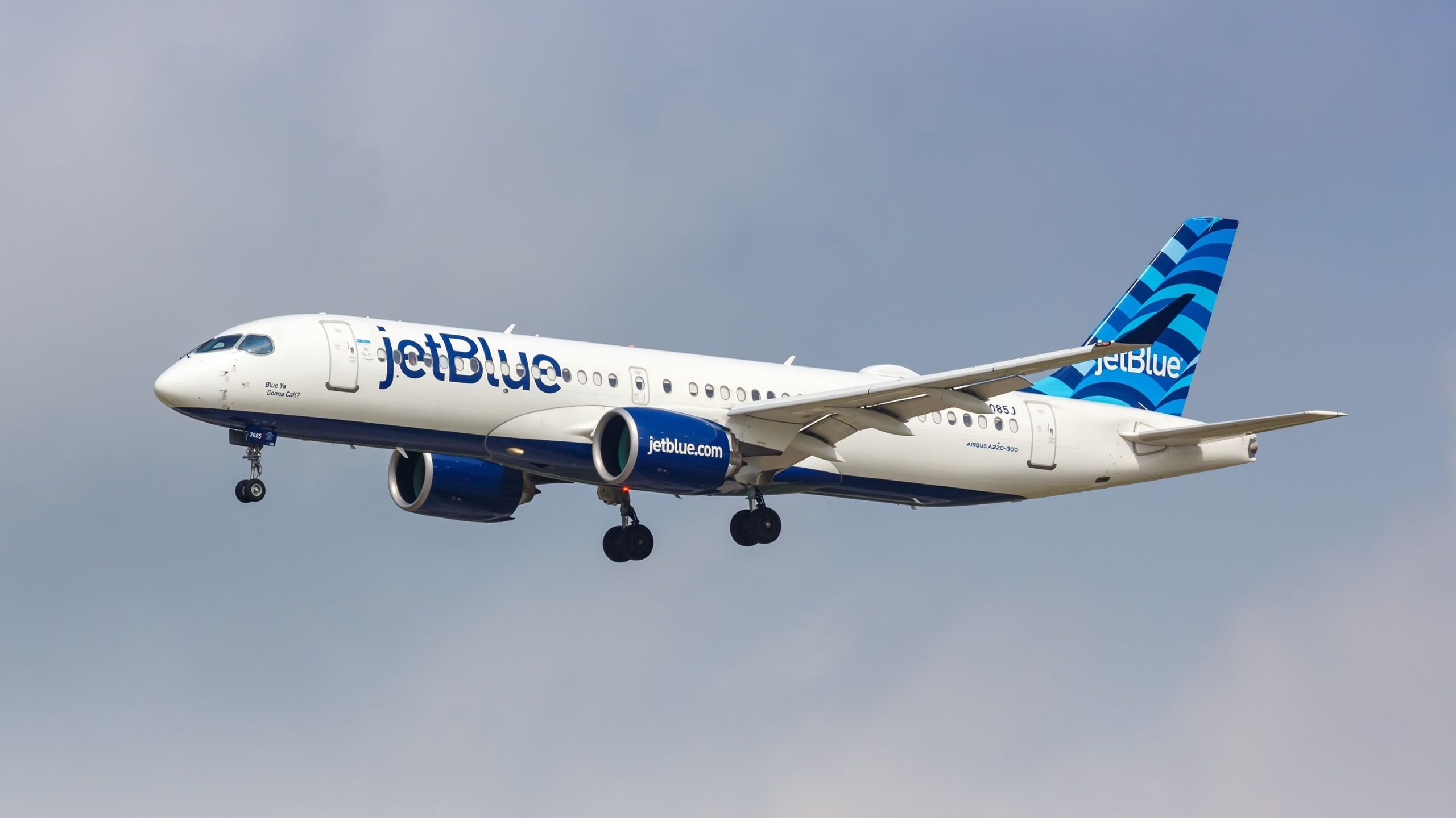 JetBlue Airbus A220 se desvía a Nueva York JFK después de un olor a quema en la cabina