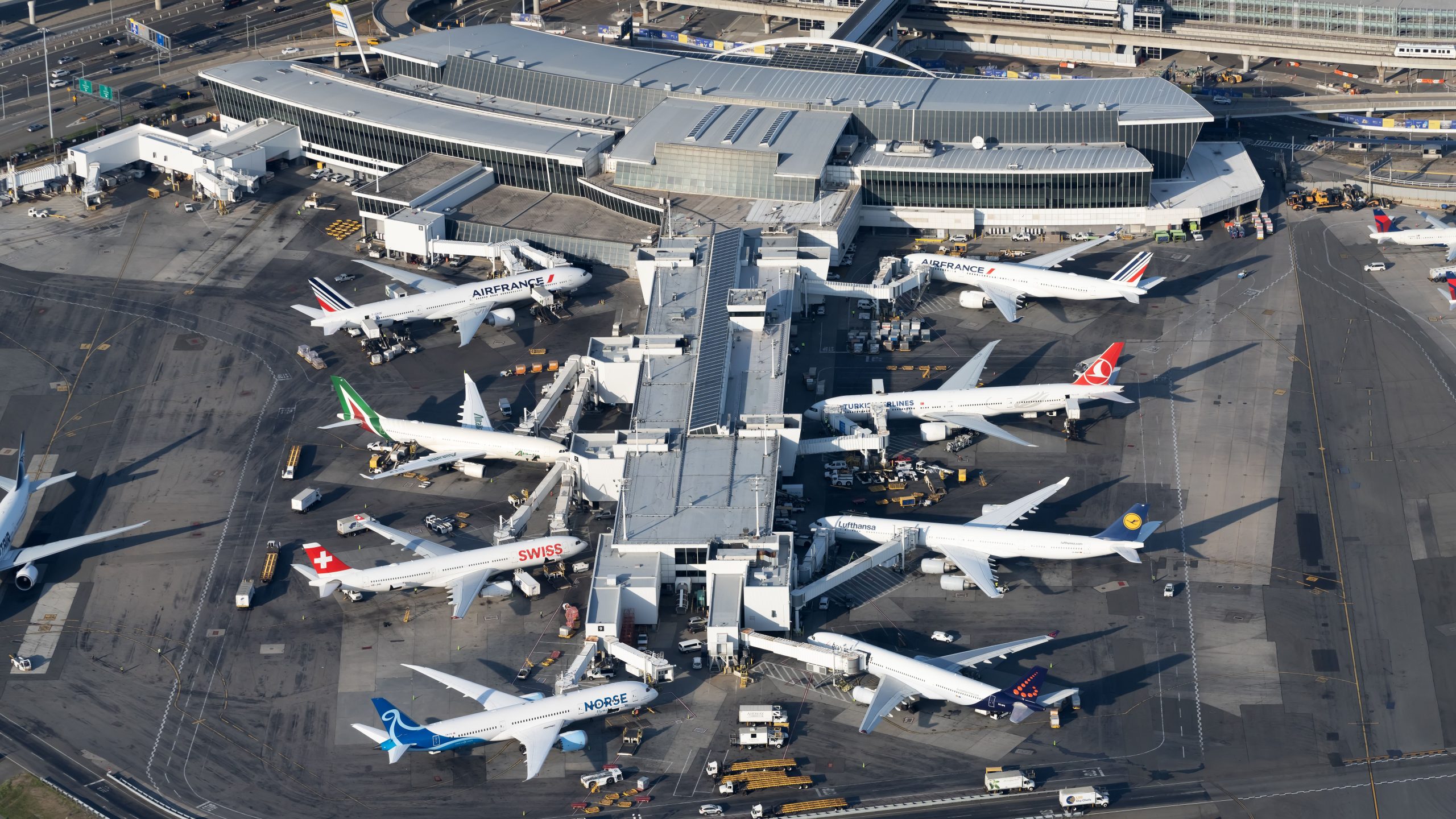 Las huelgas de reabastecimiento de combustible en el aeropuerto de JFK amenazan con frenar el tráfico del Día de los Caídos