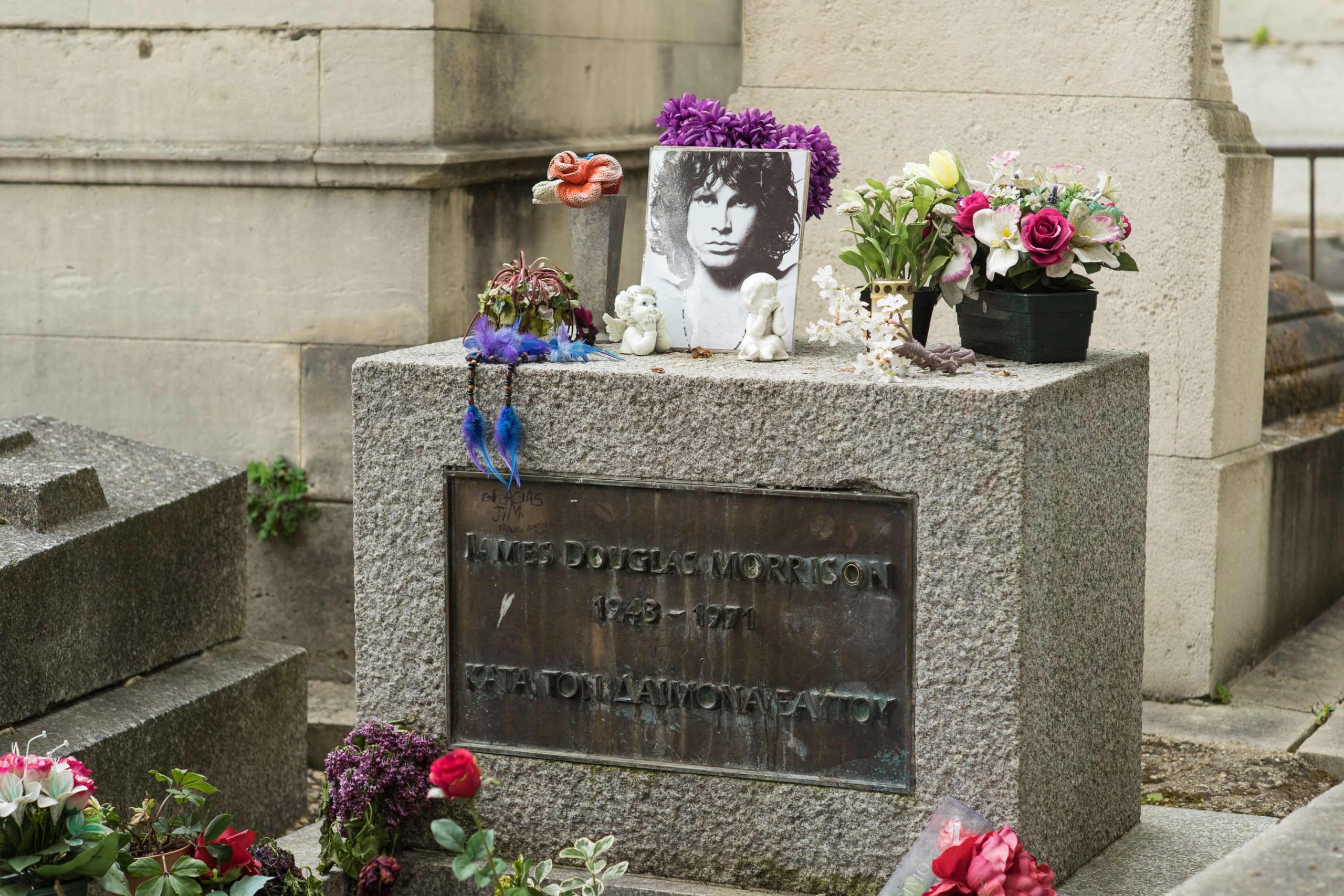 Le buste volé par la tombe de Jim Morrison trouvé par la police française par hasard après 37 ans