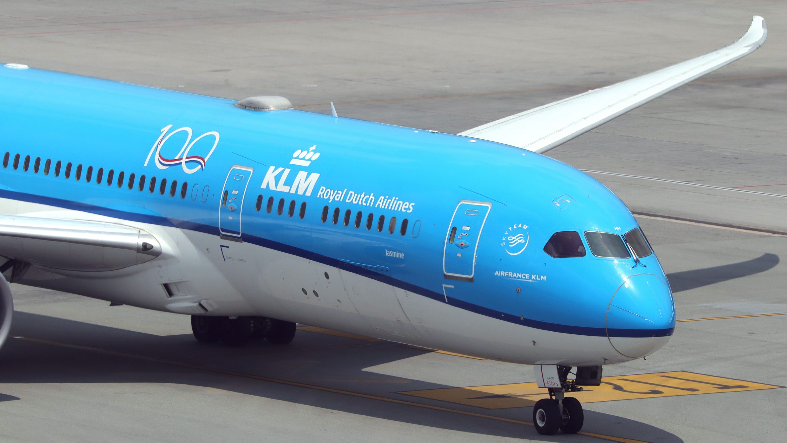 El avión de KLM que transporta la reina belga realiza un aterrizaje de emergencia debido al parabrisas agrietado