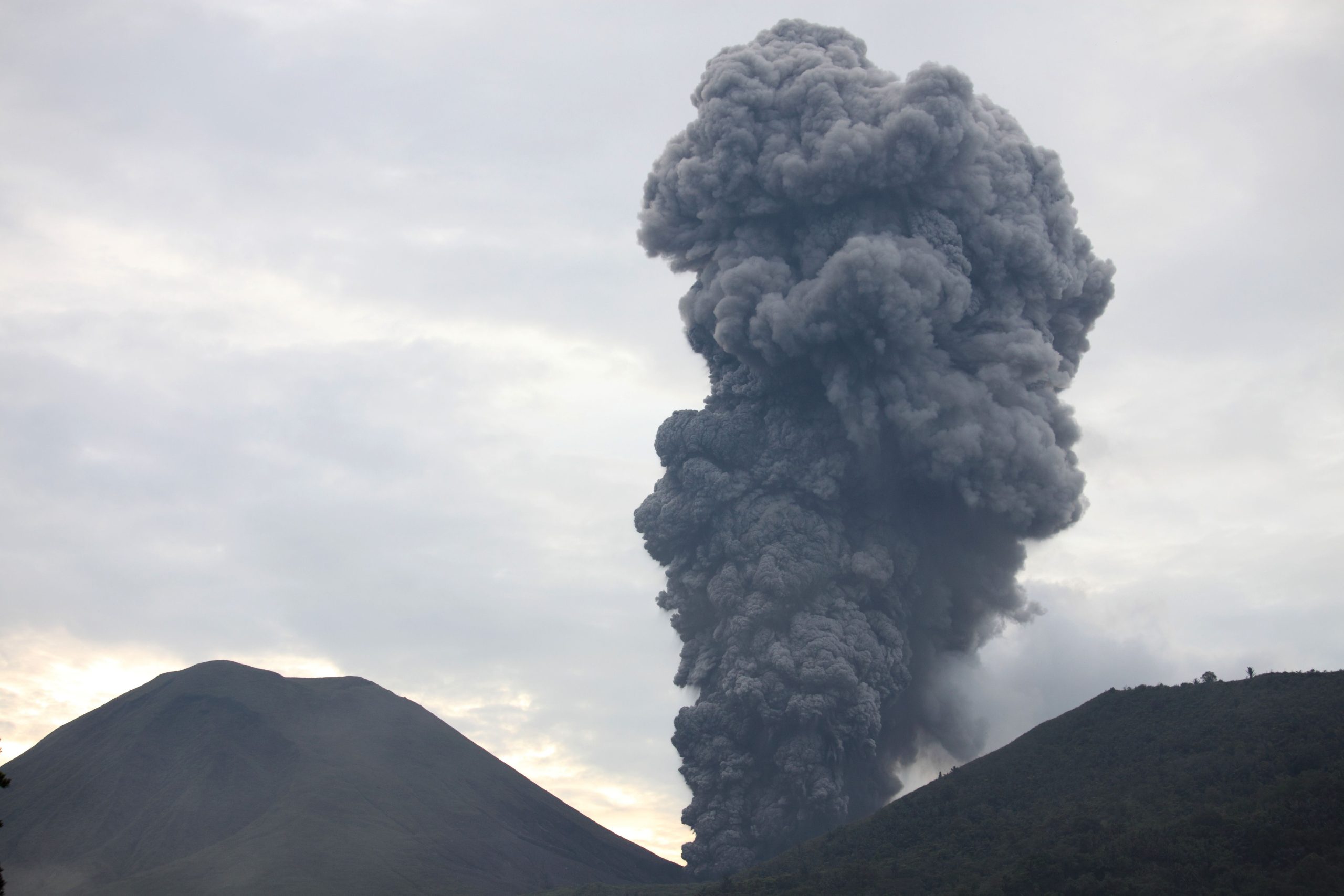 Costa Rica Poás Volcano eruptica violentamente la columna de cenizas de más de 6.500 pies en el aire, cubriendo comunidades