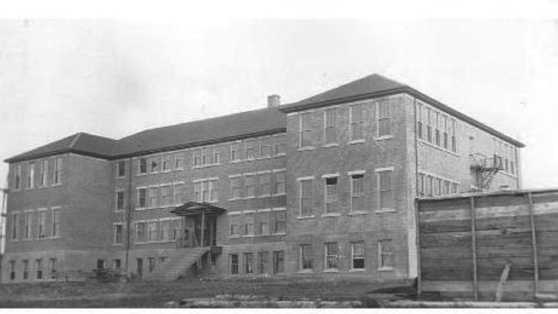 Le radar détecte les tombes non marquées potentielles à l'école résidentielle canadienne