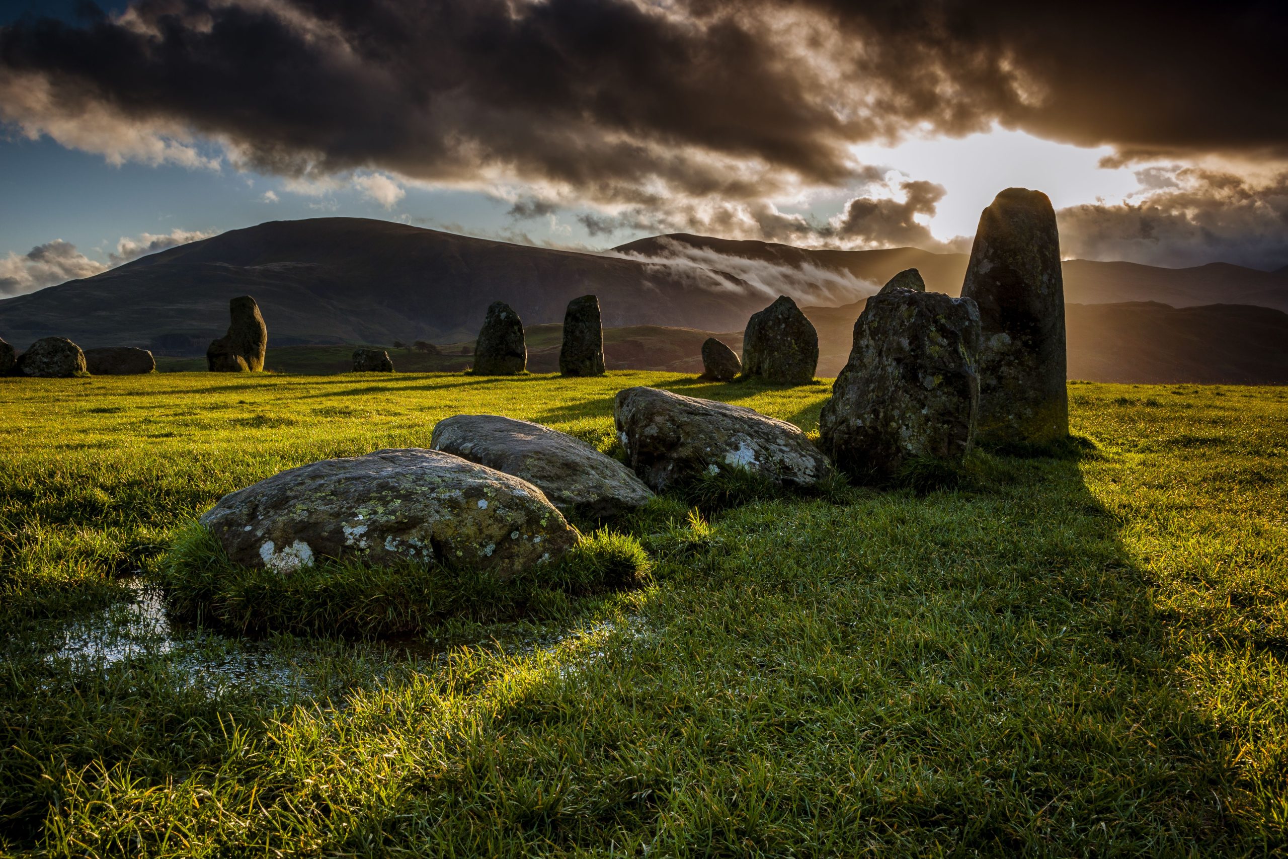 Dos círculos de piedra neolítica descubiertos en el Parque Nacional Dartmoor, Inglaterra por el arqueólogo