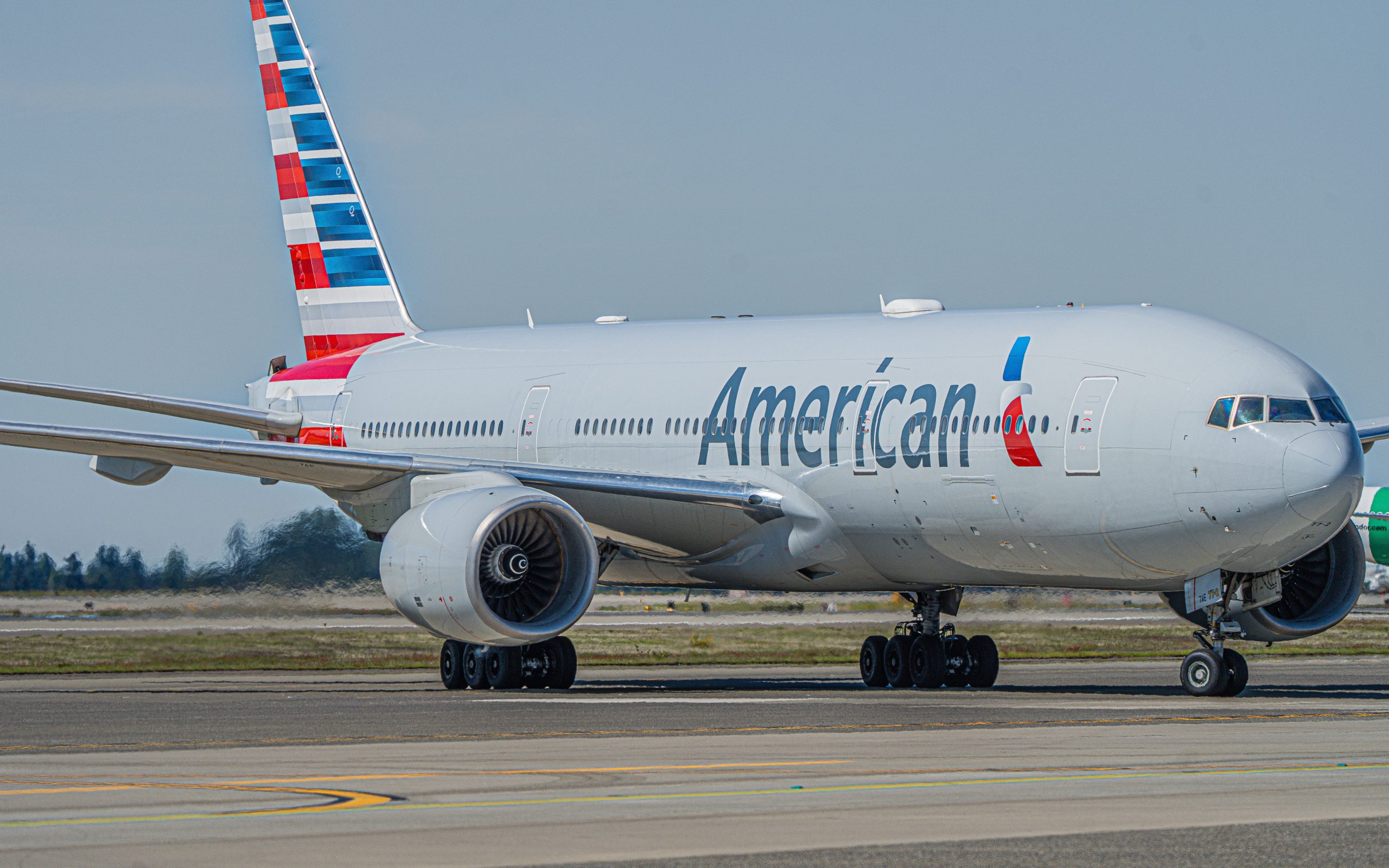 American Airlines demandadas por la ex novia de Ryan Seacrest después de presuntamente tragar fragmentos de plástico a bordo