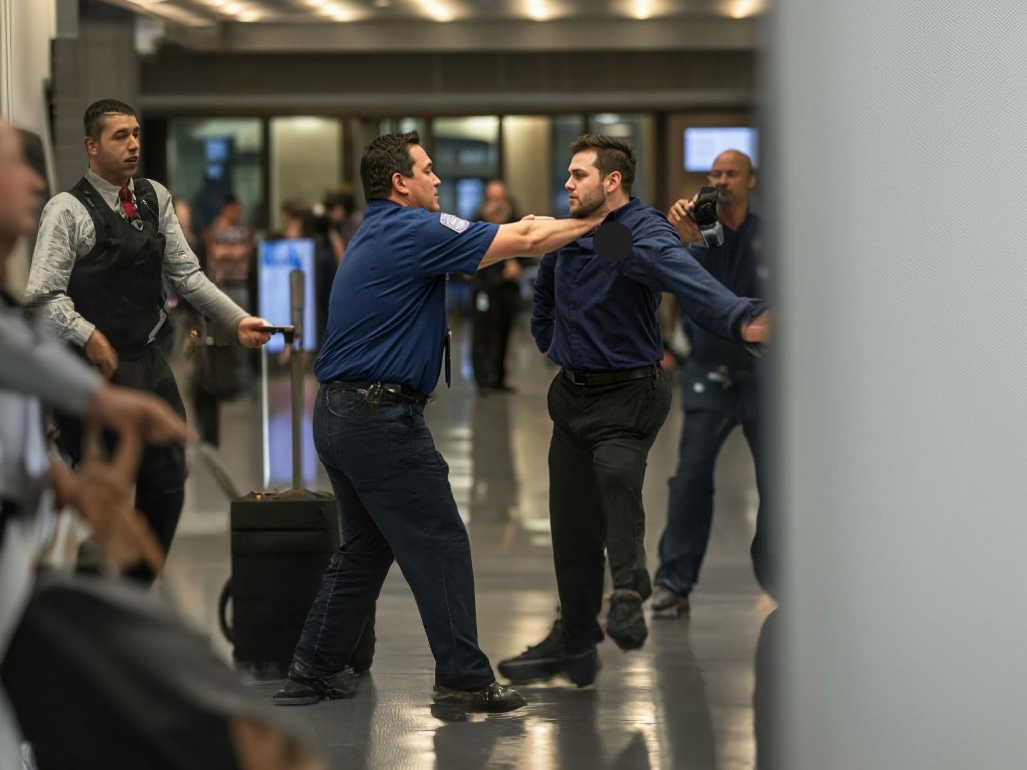 Hombre canadiense arrestado en el aeropuerto internacional de Miami después de atacar a los pasajeros y los agentes de la TSA
