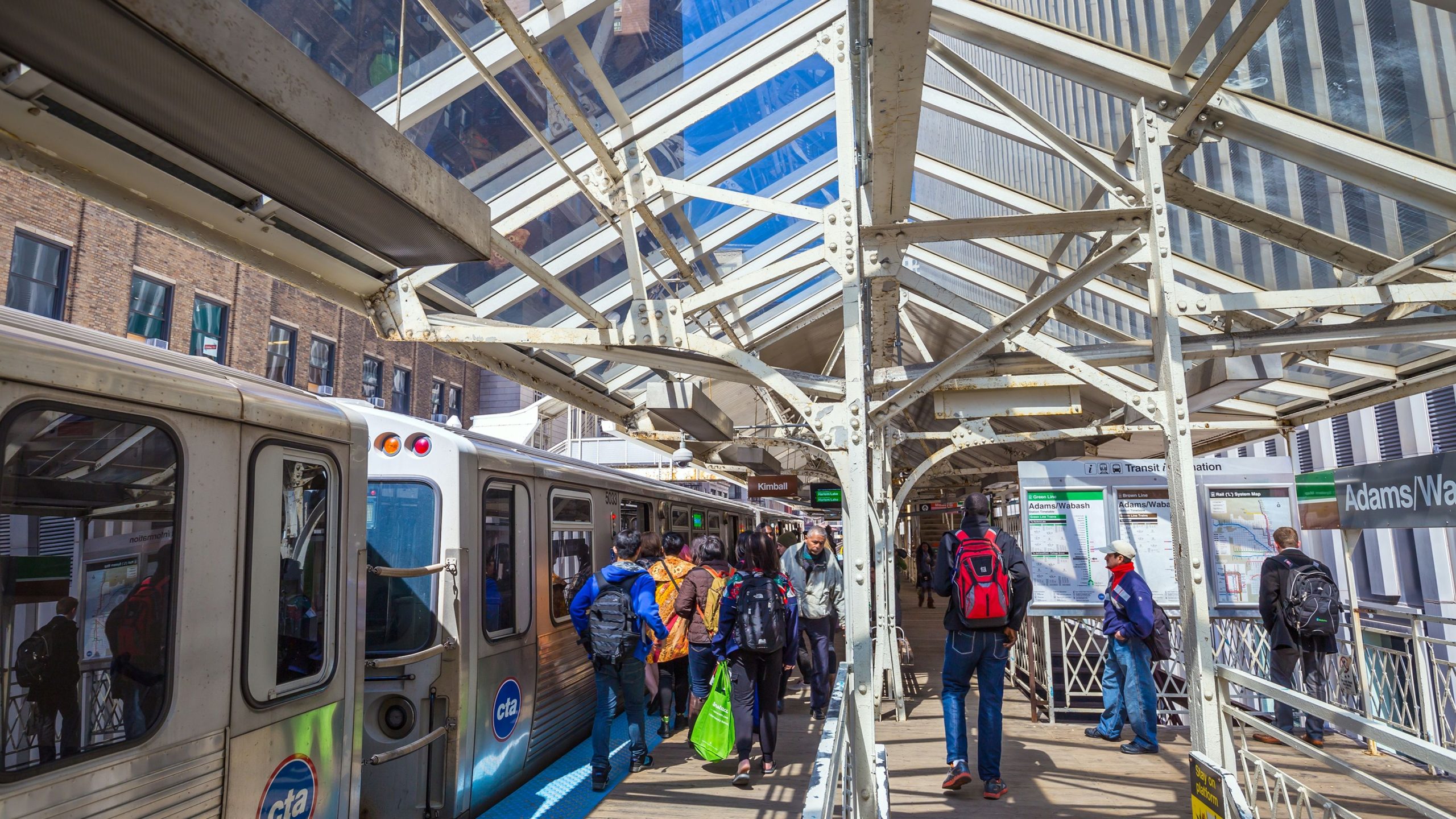 Le train frappe et tue des piétons à la gare de l'Illinois