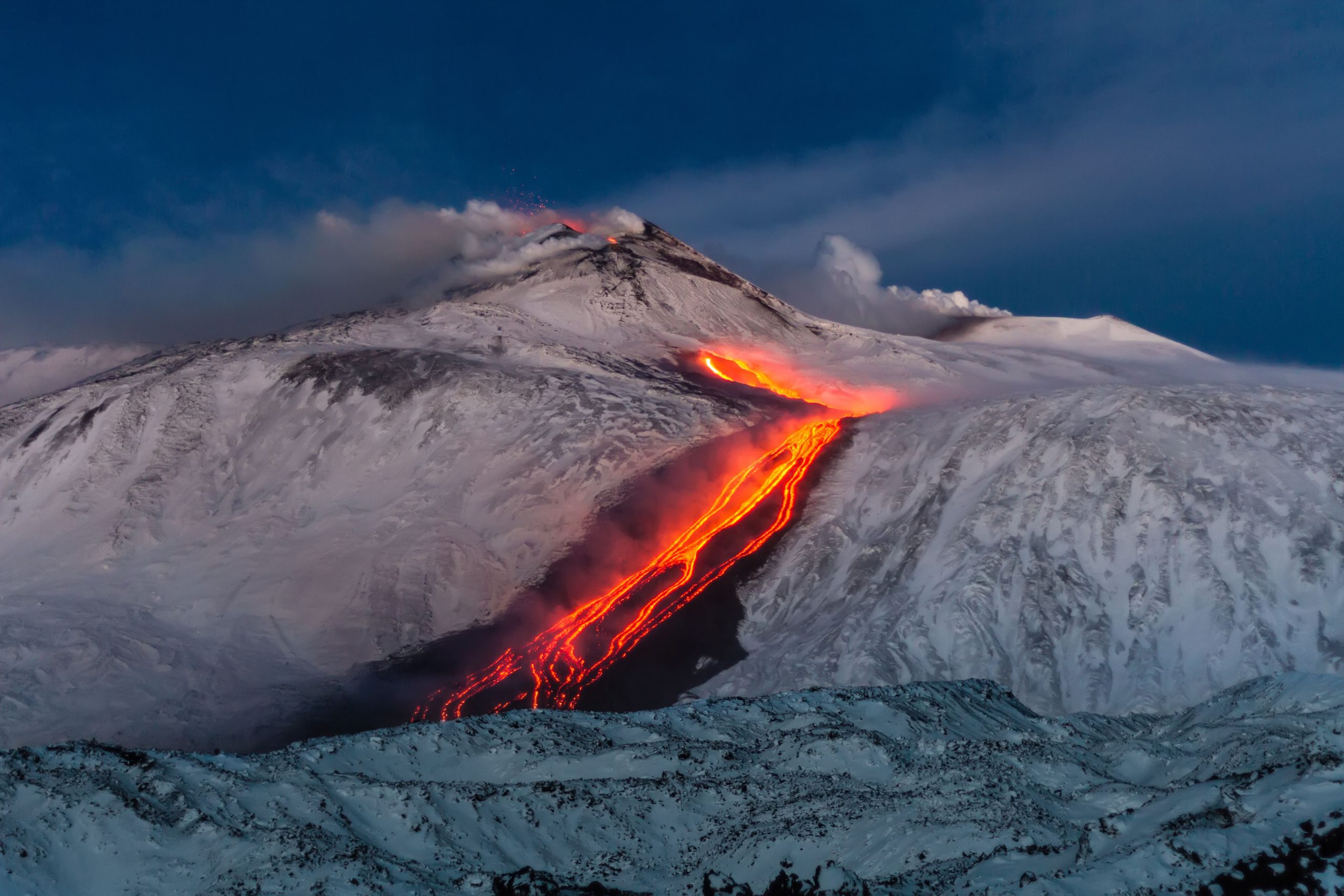 Le mont Etna éclate dans une superbe affichage visuel de feu et de glace alors que les habitants et les visiteurs regardent avec admiration