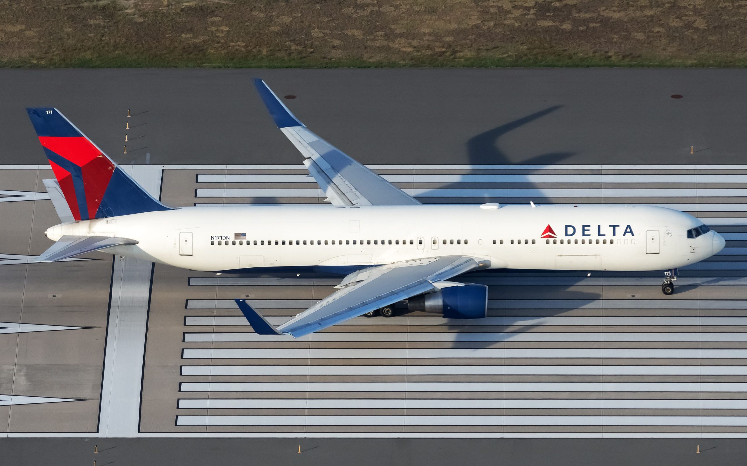 Au revoir: Delta Air Lines retire Boeing 767-300er qui a perdu le glissement d'urgence sur New York