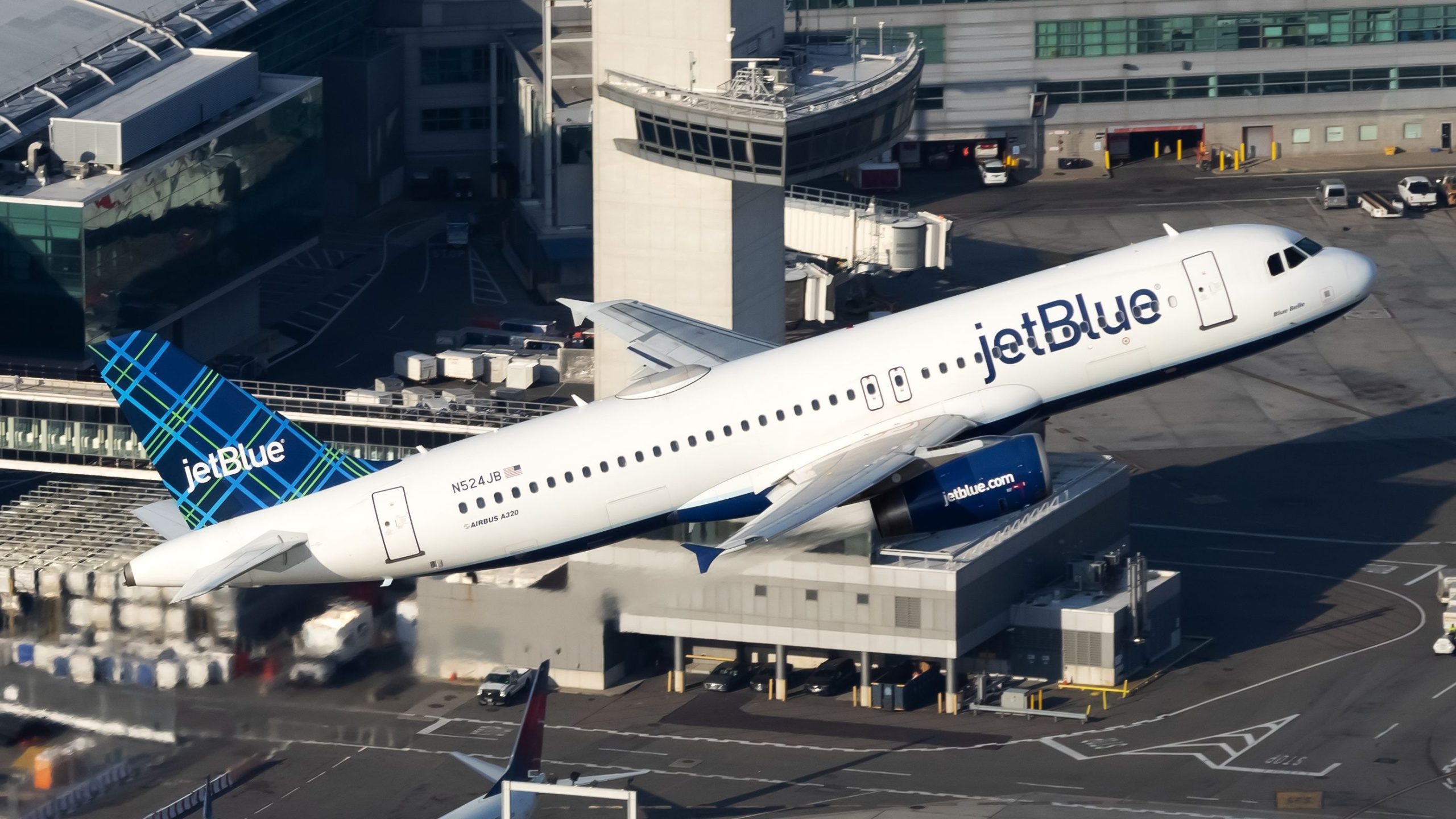 JetBlue Airbus A320 ritorna all'aeroporto di New York-JFK dopo che i detriti di metallo cade durante il decollo