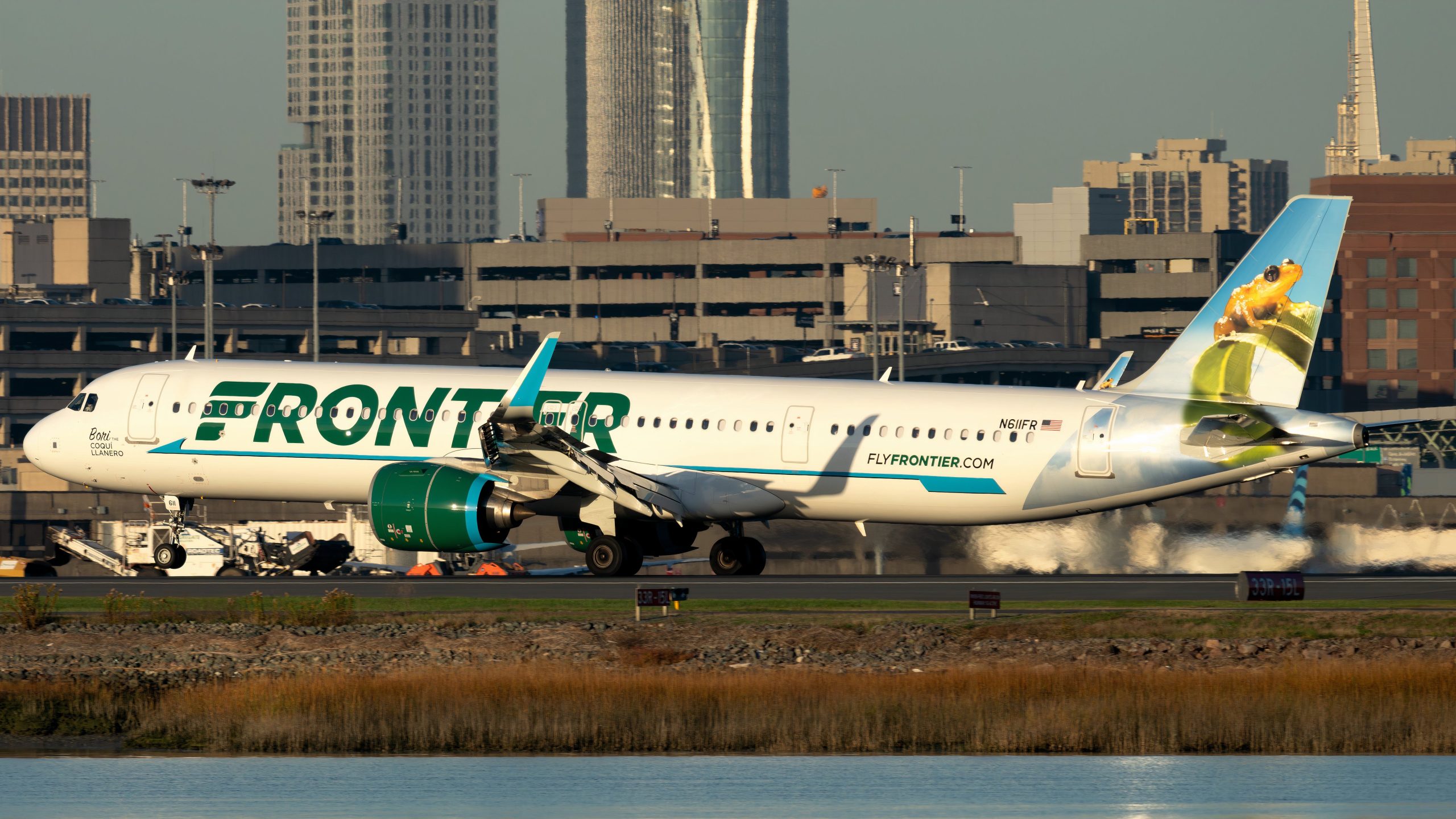 Frontier Airlines Airbus A321neo Dommage l'équipement avant que le moteur n'émet des flammes au milieu du recours à San Juan