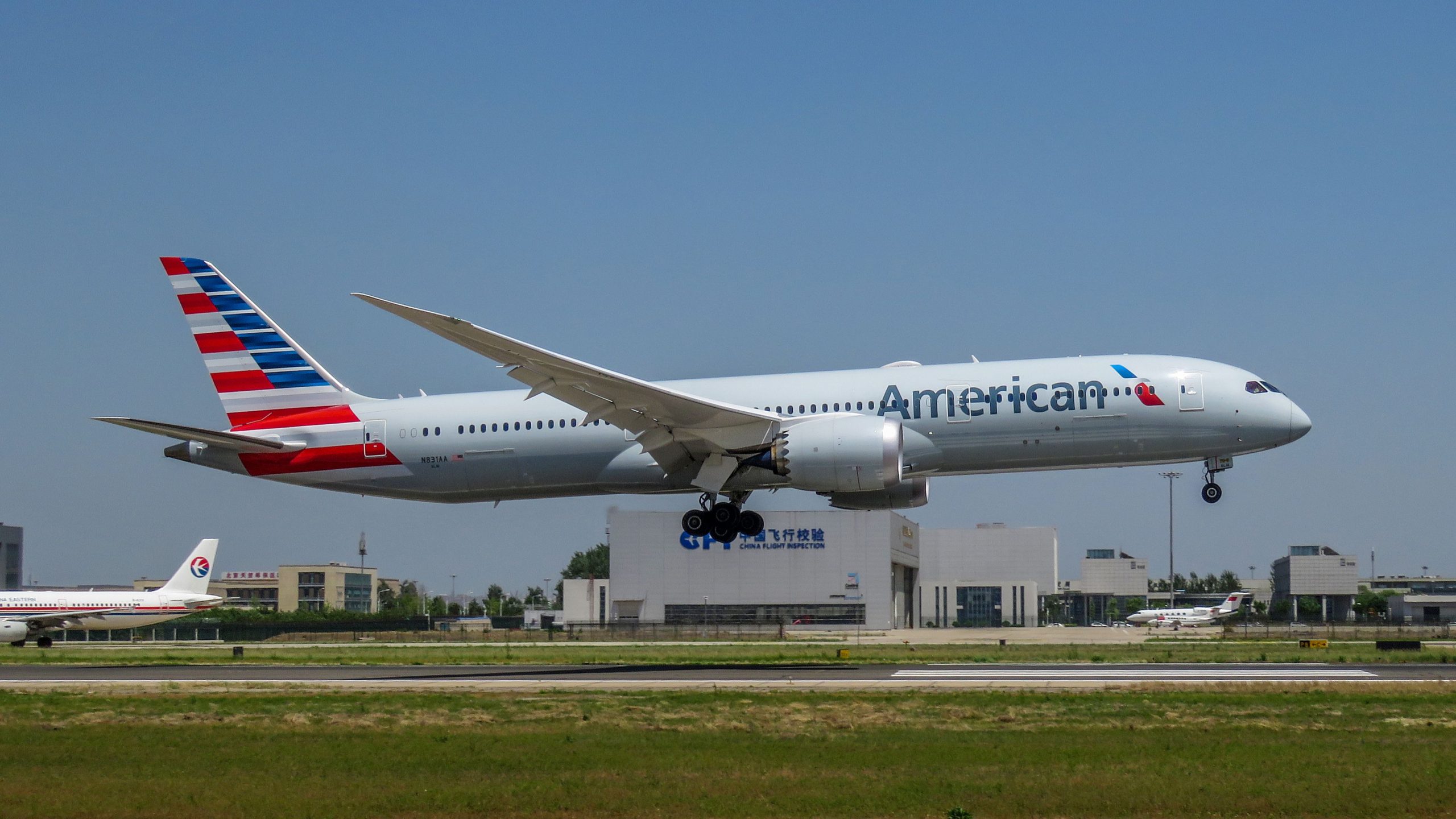 El nuevo video muestra el pasajero de American Airlines derribado después de intentar entrar en la cabina en Sao Paulo