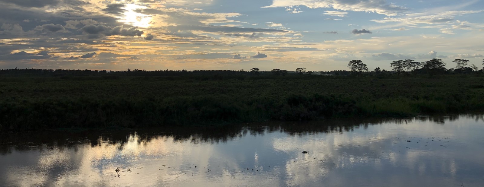 Tanzania remando el Nilo, Parte 1: las paletas golpearon el agua comenzando en su búsqueda épica, Sarah Davis enfrenta hipopótamos, rápidos y mucha incertidumbre.