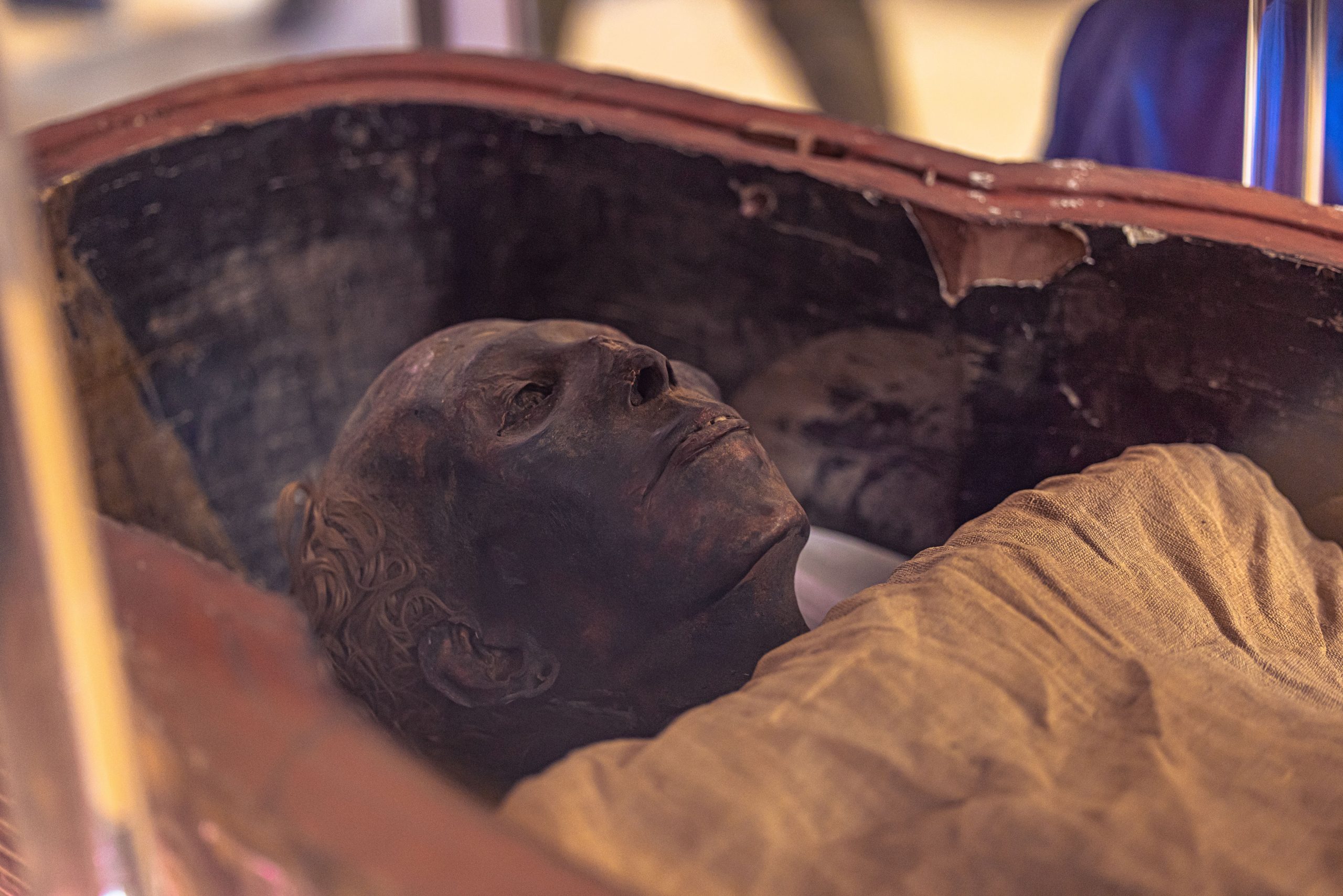 Momias antiguas adornadas con lenguas de oro y uñas descubiertas por arqueólogos en Egipto