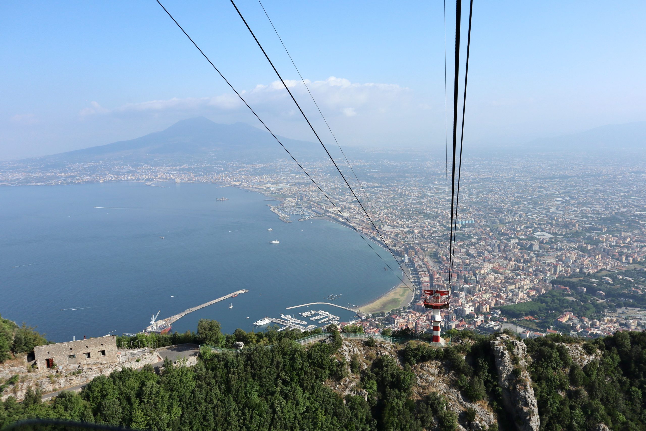 Cuatro personas matadas y una gravemente herida después de que el icónico teleférico de la montaña de Sorrento se sumerge en el barranco en Nápoles