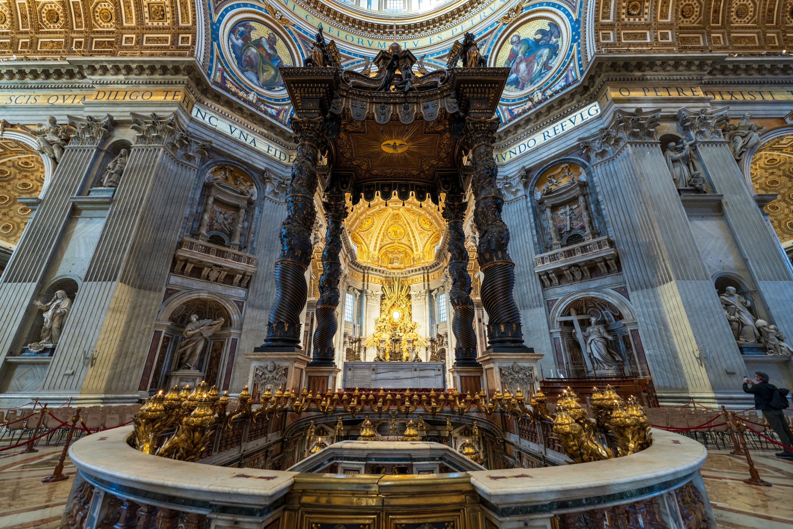 Le visiteur déroutait le haut autel de la basilique Saint-Pierre comme des milliers de pèlerins fréquentant Jubilee 2025 à Rome Watch in Horror