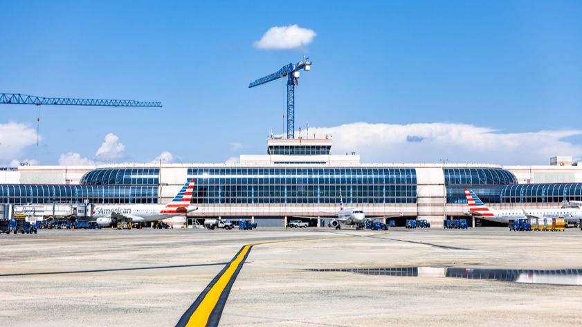 Homme arrêté après avoir enfreint la sécurité et marcher sur Tarmac à l'aéroport international de Charlotte Douglas