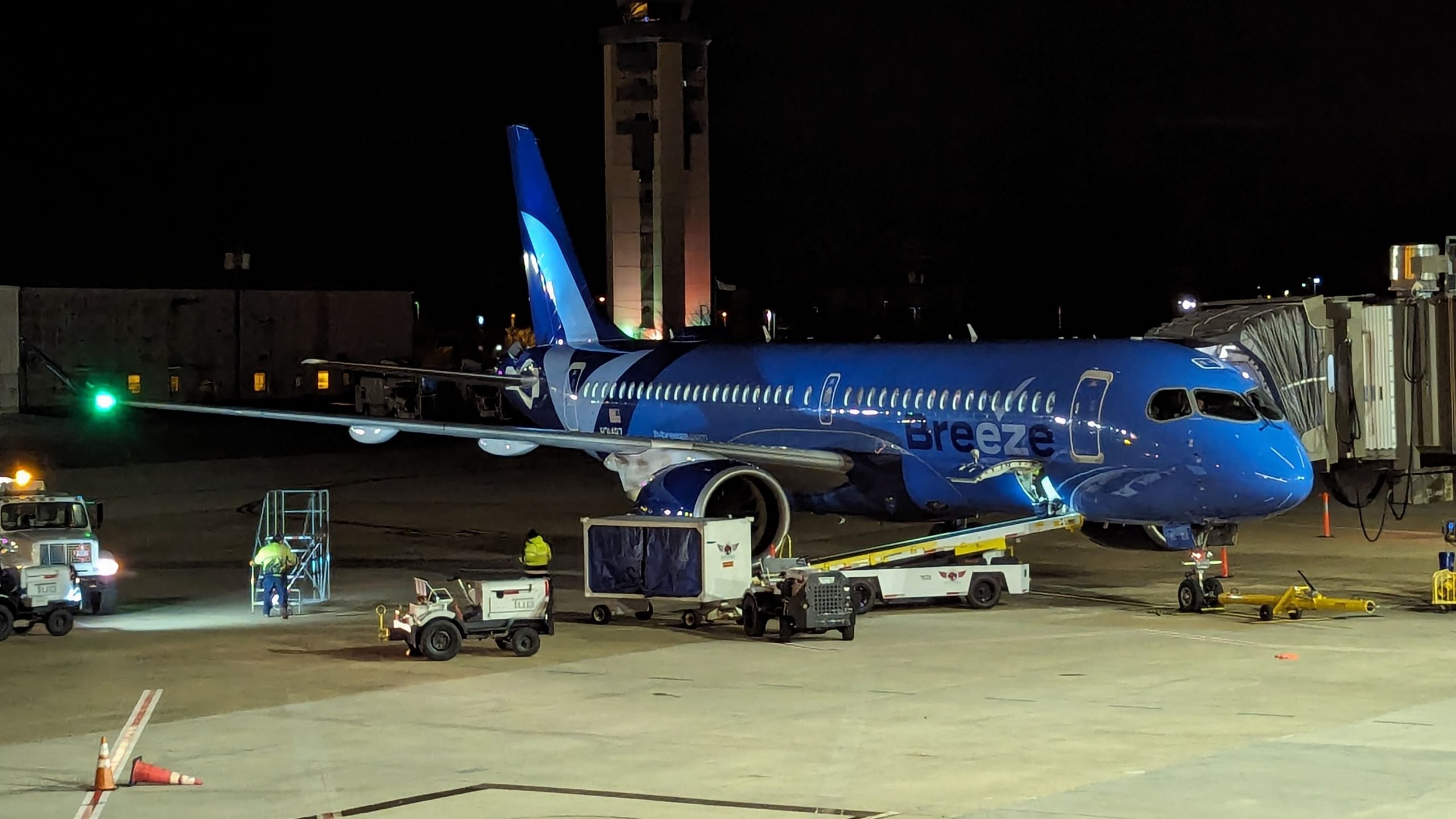 Breeze Airways planea vuelos nocturnos en 3 rutas este verano